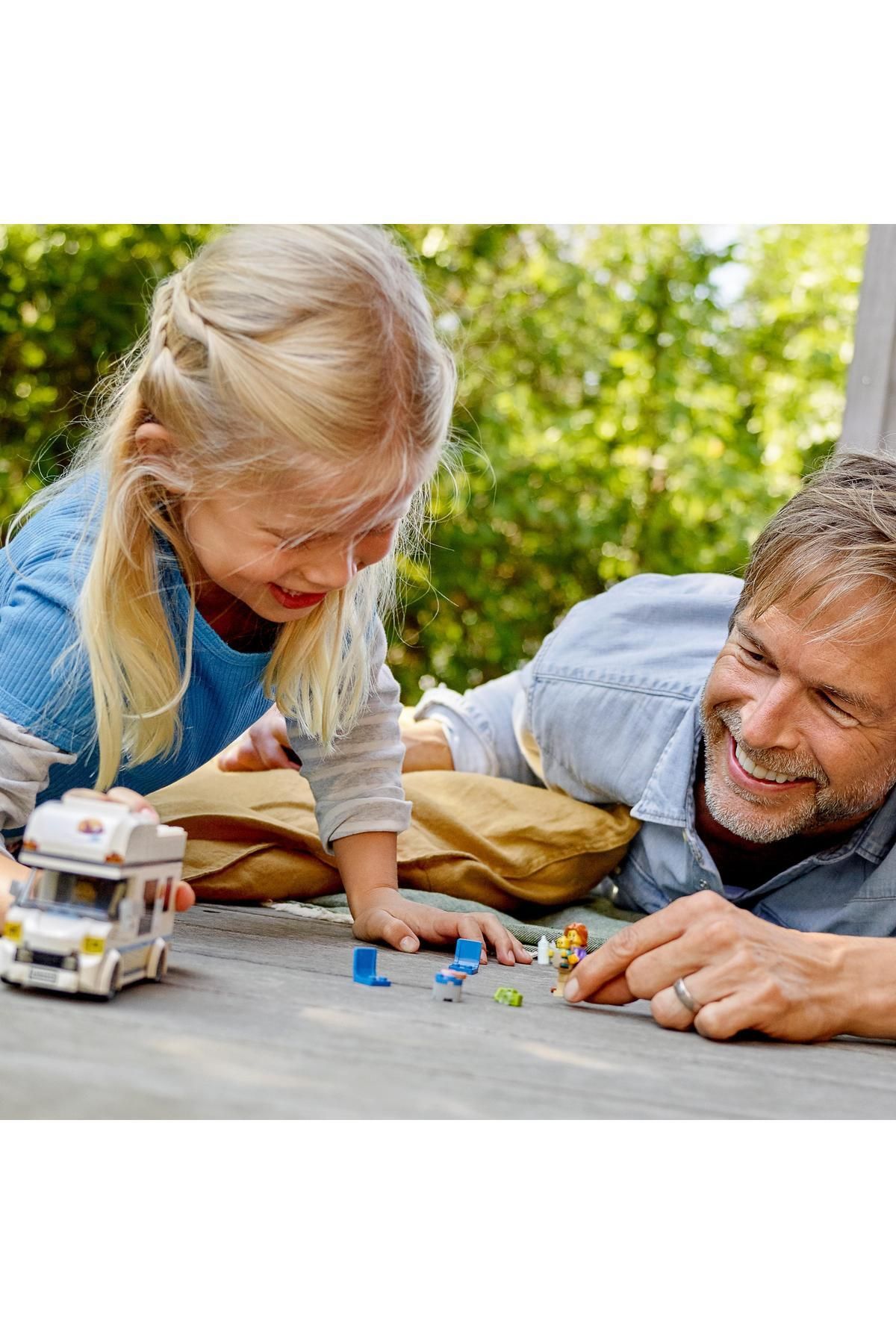 ® City Tatilci Karavanı 60283 Yapım Seti; Çocuklar için Harika bir Tatil Oyuncağı (190 Parça)