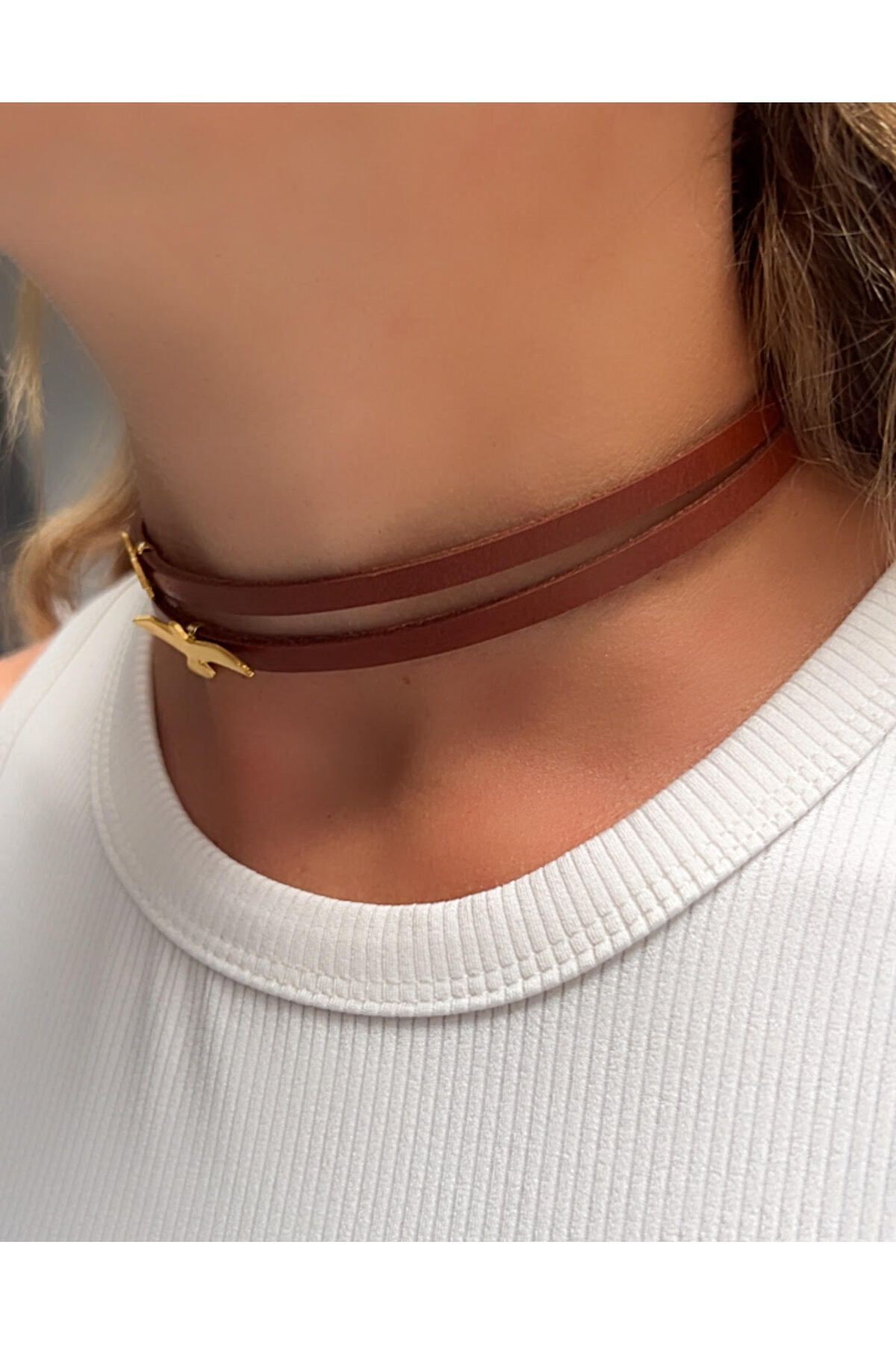 Bird Figured Leather Choker Necklace – Elegant and Modern Design