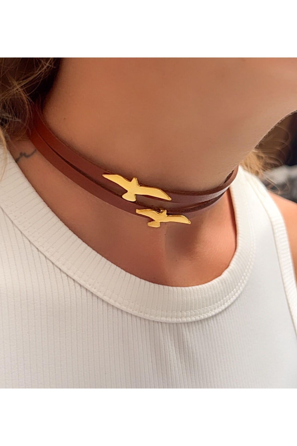 Bird Figured Leather Choker Necklace – Elegant and Modern Design