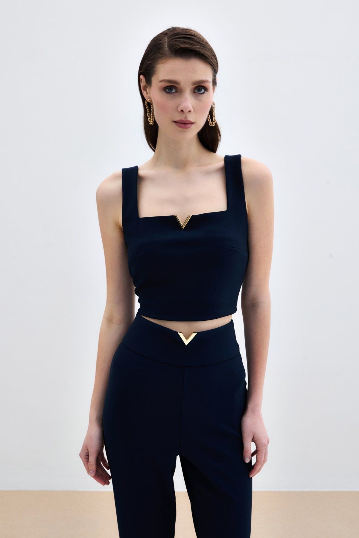 Yaka Gold Aksesuarlı Bluz - LACİVERT