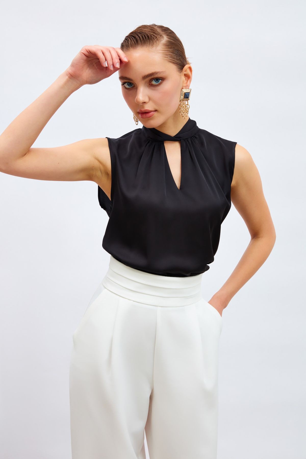 Yaka Detaylı Saten Bluz - Ekru - si̇yah