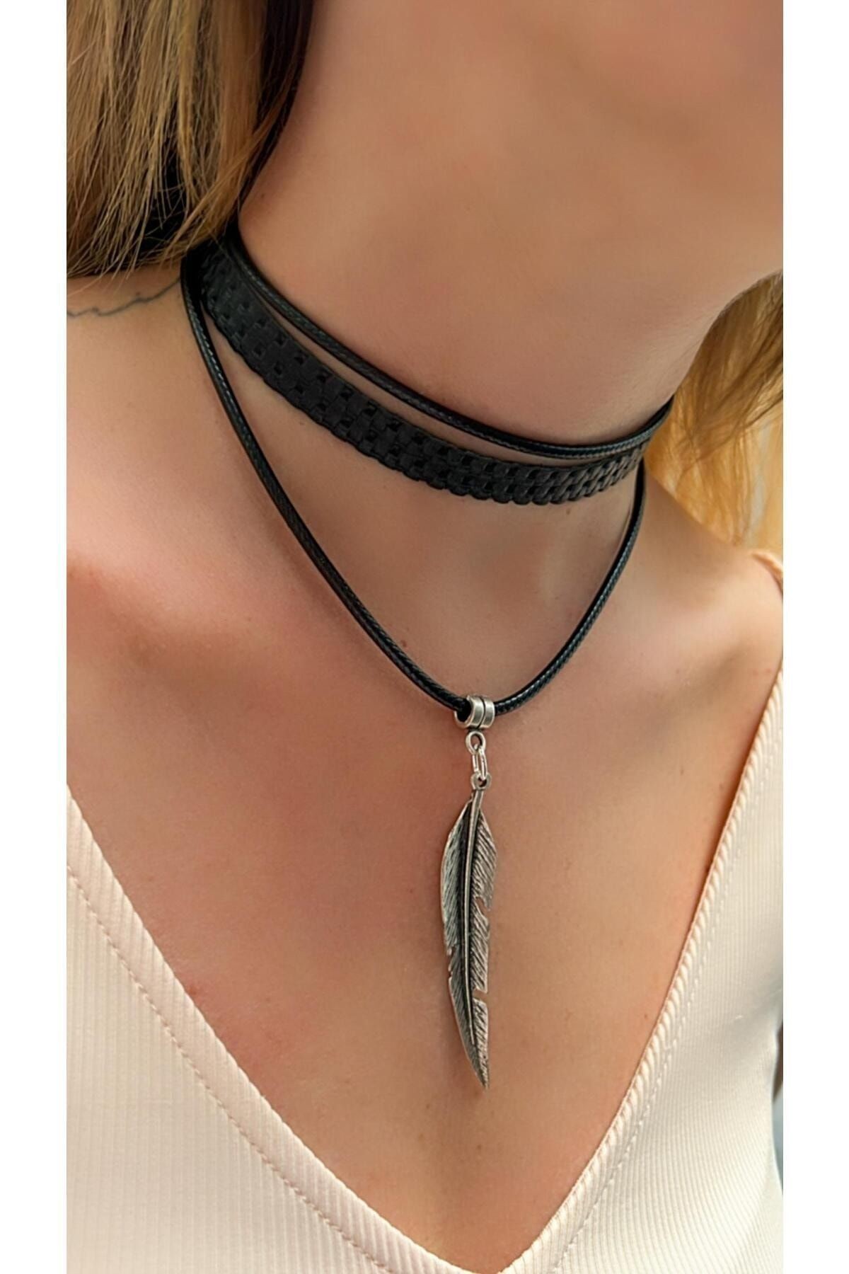 Siyah Yaprak Figürlü Choker Kolye