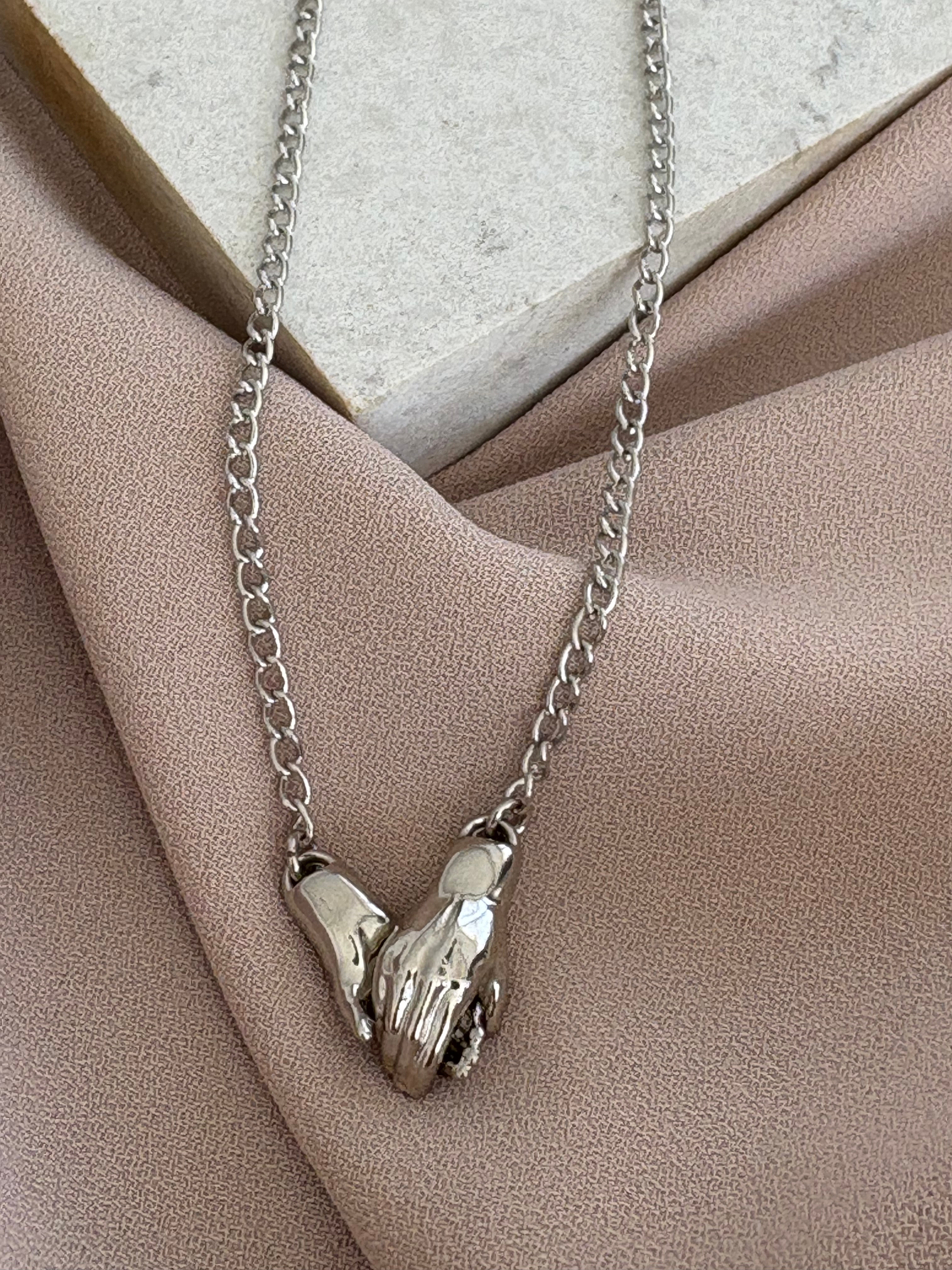 Mıknatıslı Eller Zincir Kolye