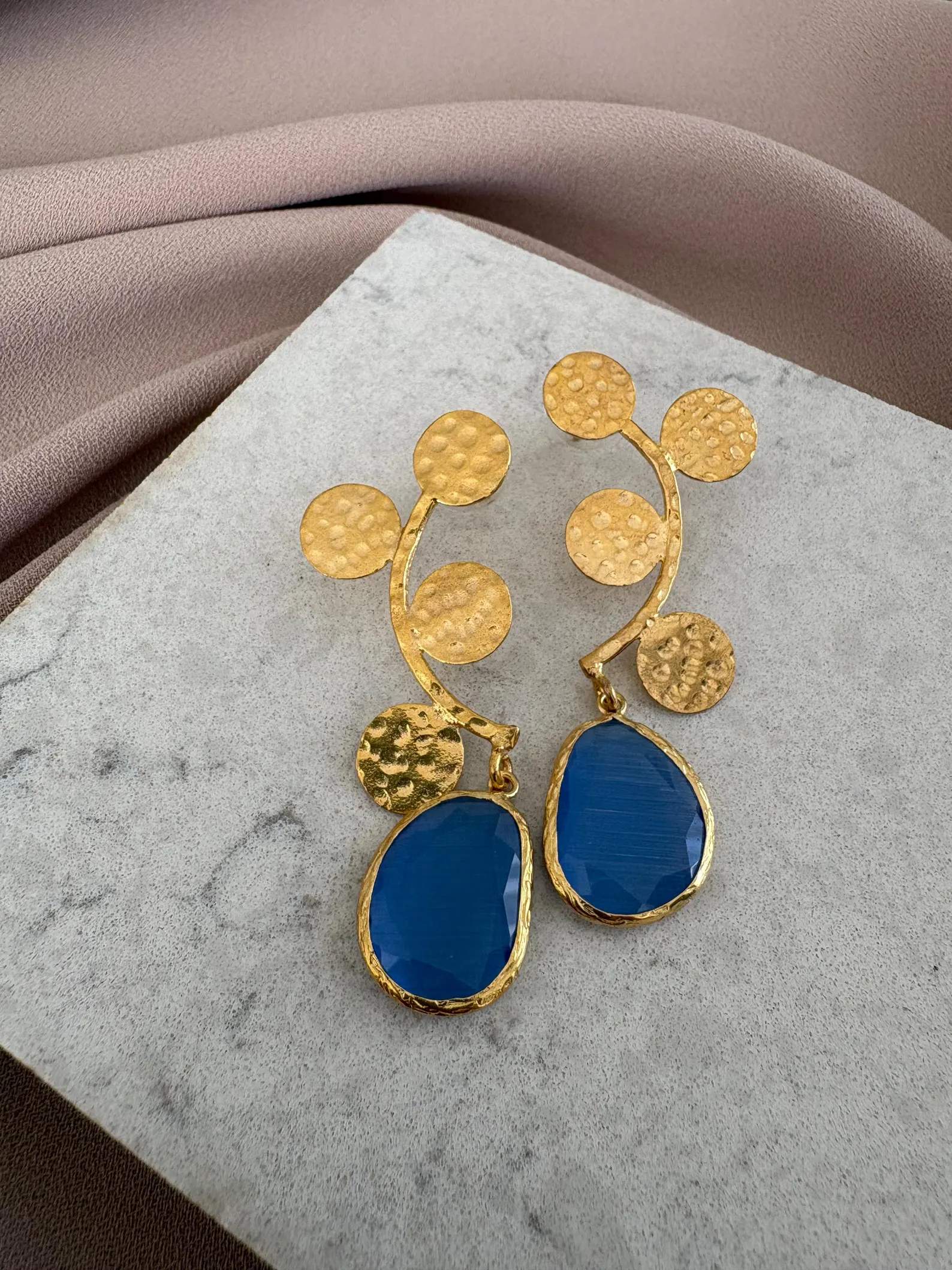 Uzun Döküm Kedi Gözü Taş Küpeler