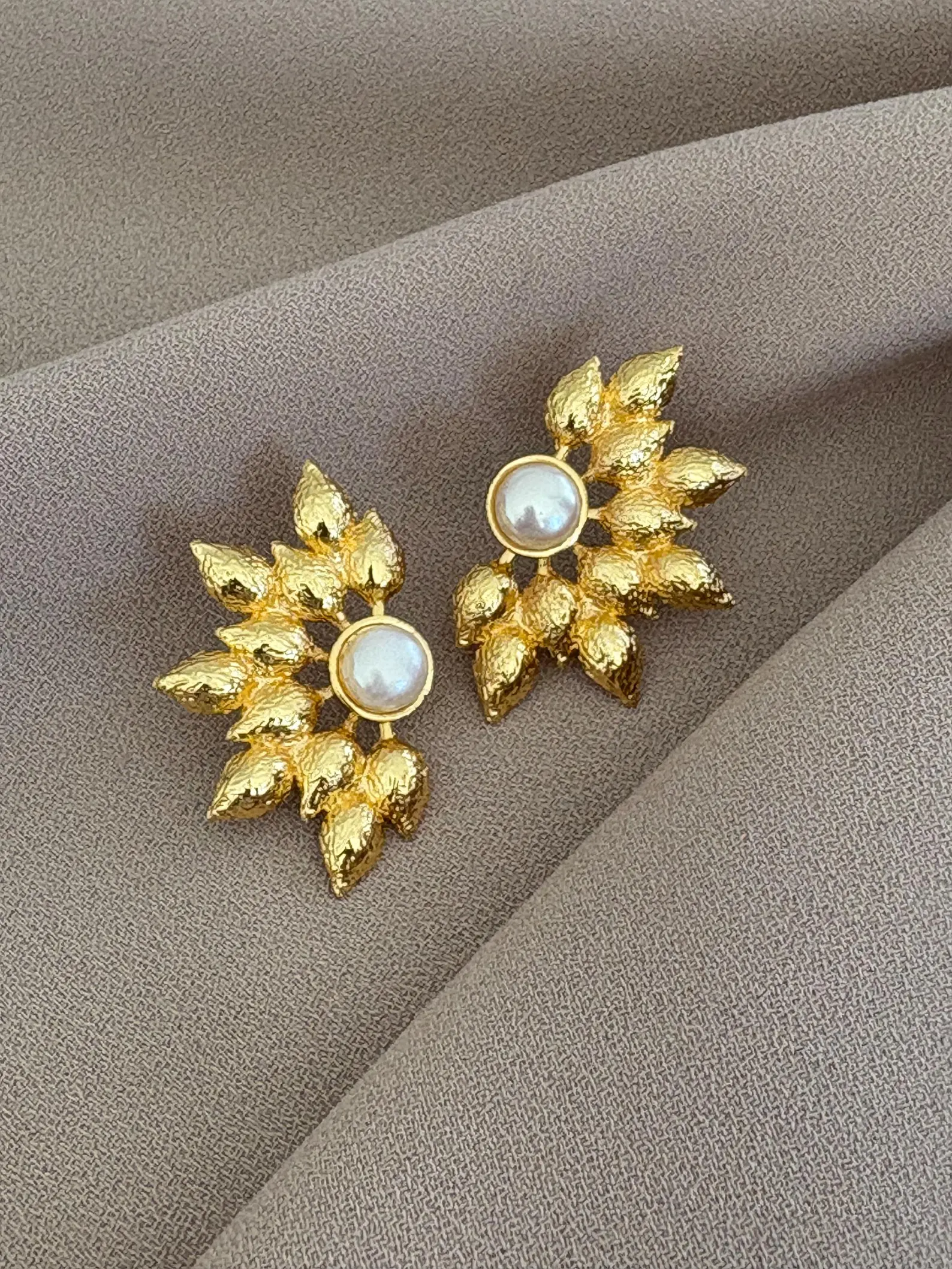 Yarım Çiçek İnci Küpe