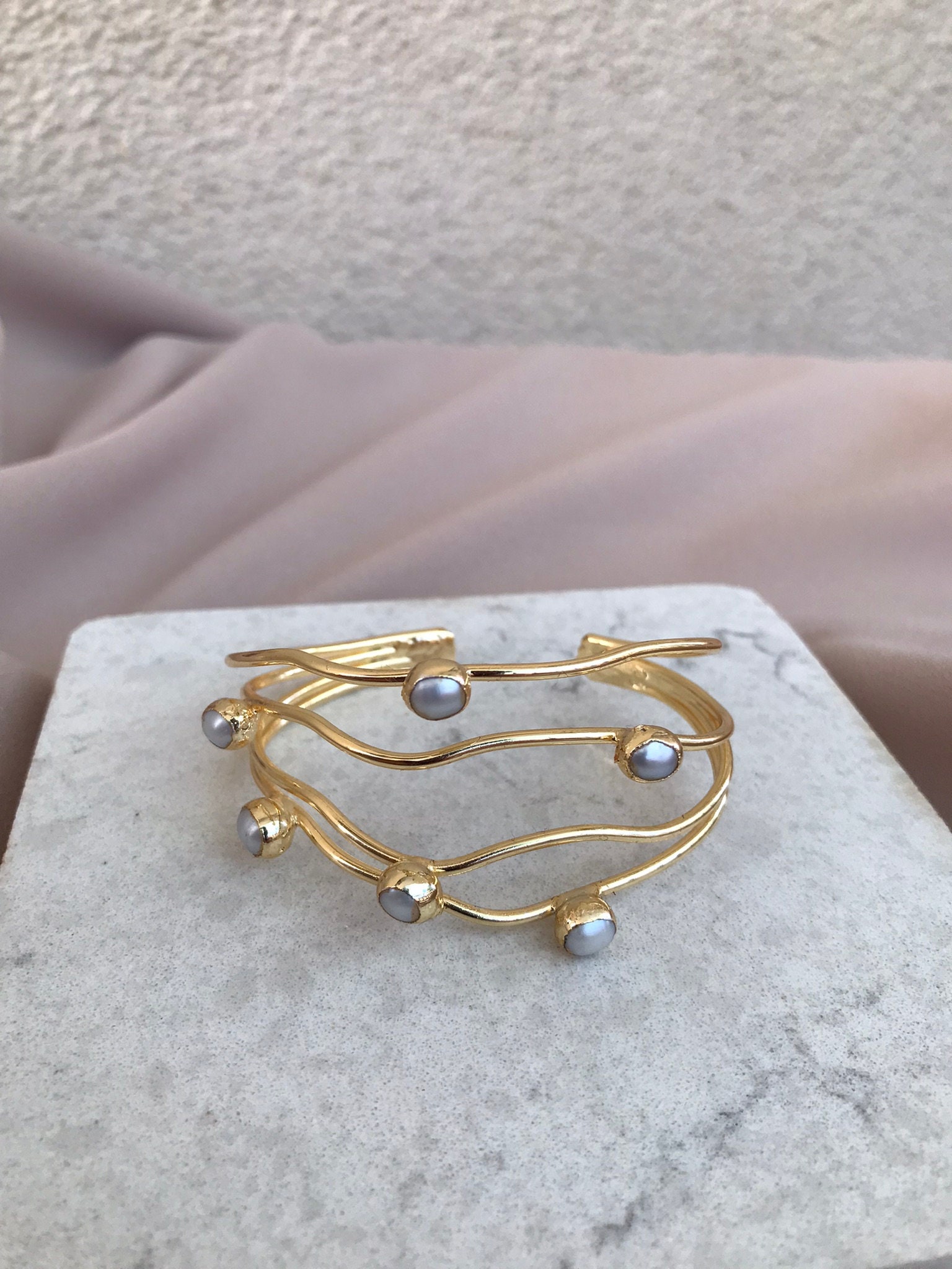 Dalgalı Manşet İnci Bileklik