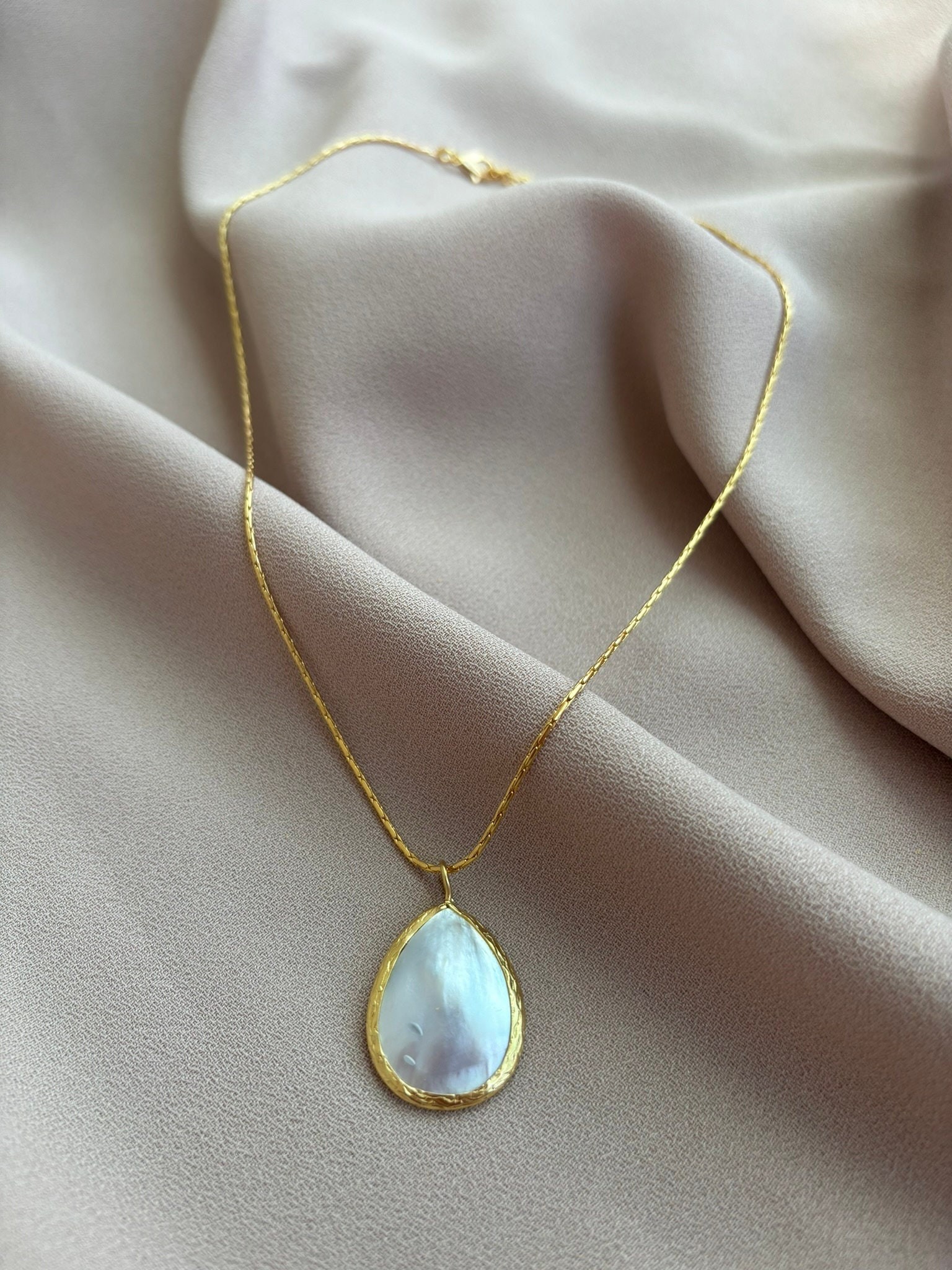 NEW ! Conch Pearl Necklace, Elegant Chain Pearl Gold Necklace