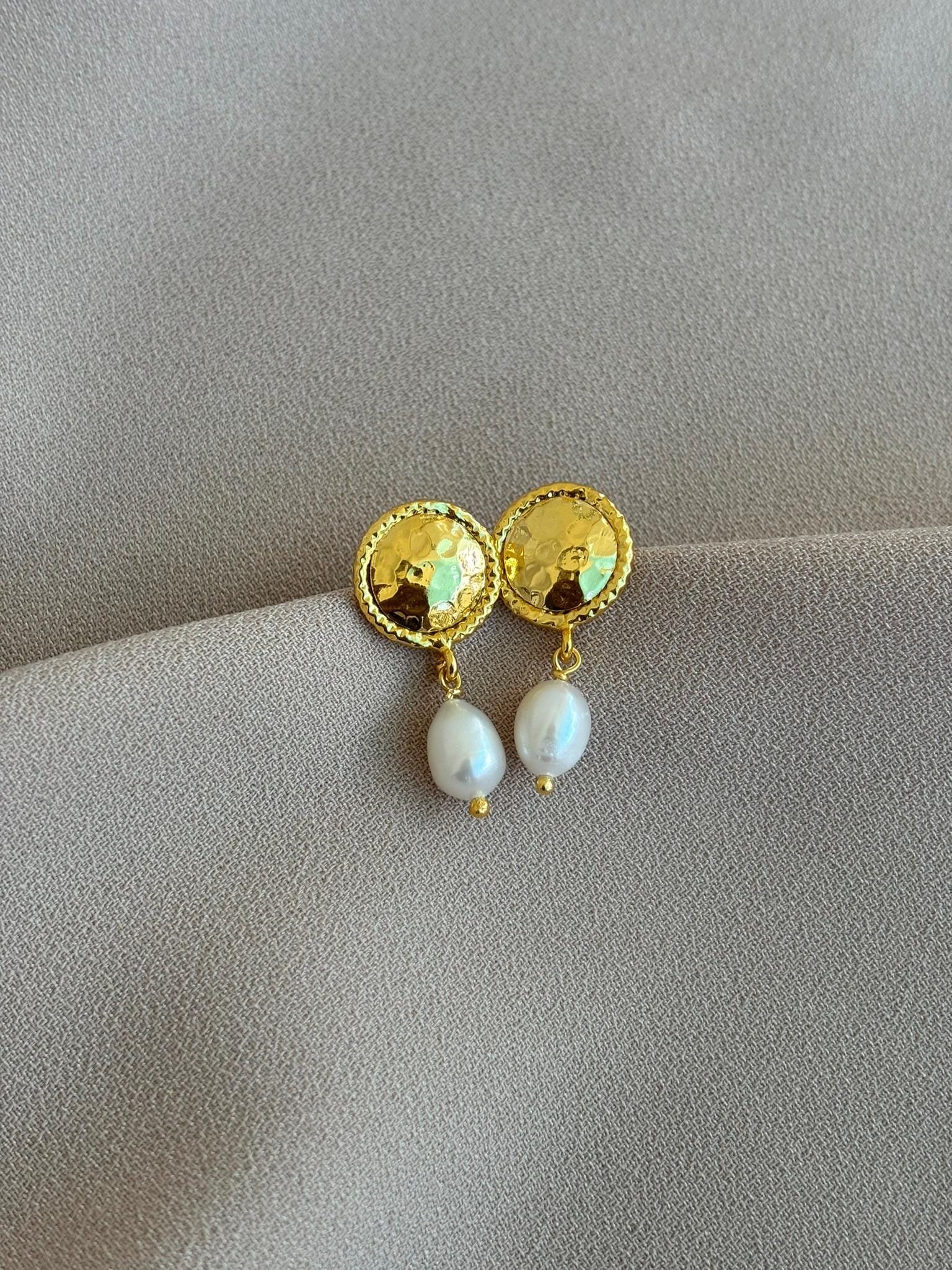 YENİ! Mini Arpa İnci Küpeler, Yuvarlak Döküm Taç Beyaz İnci Küpeler