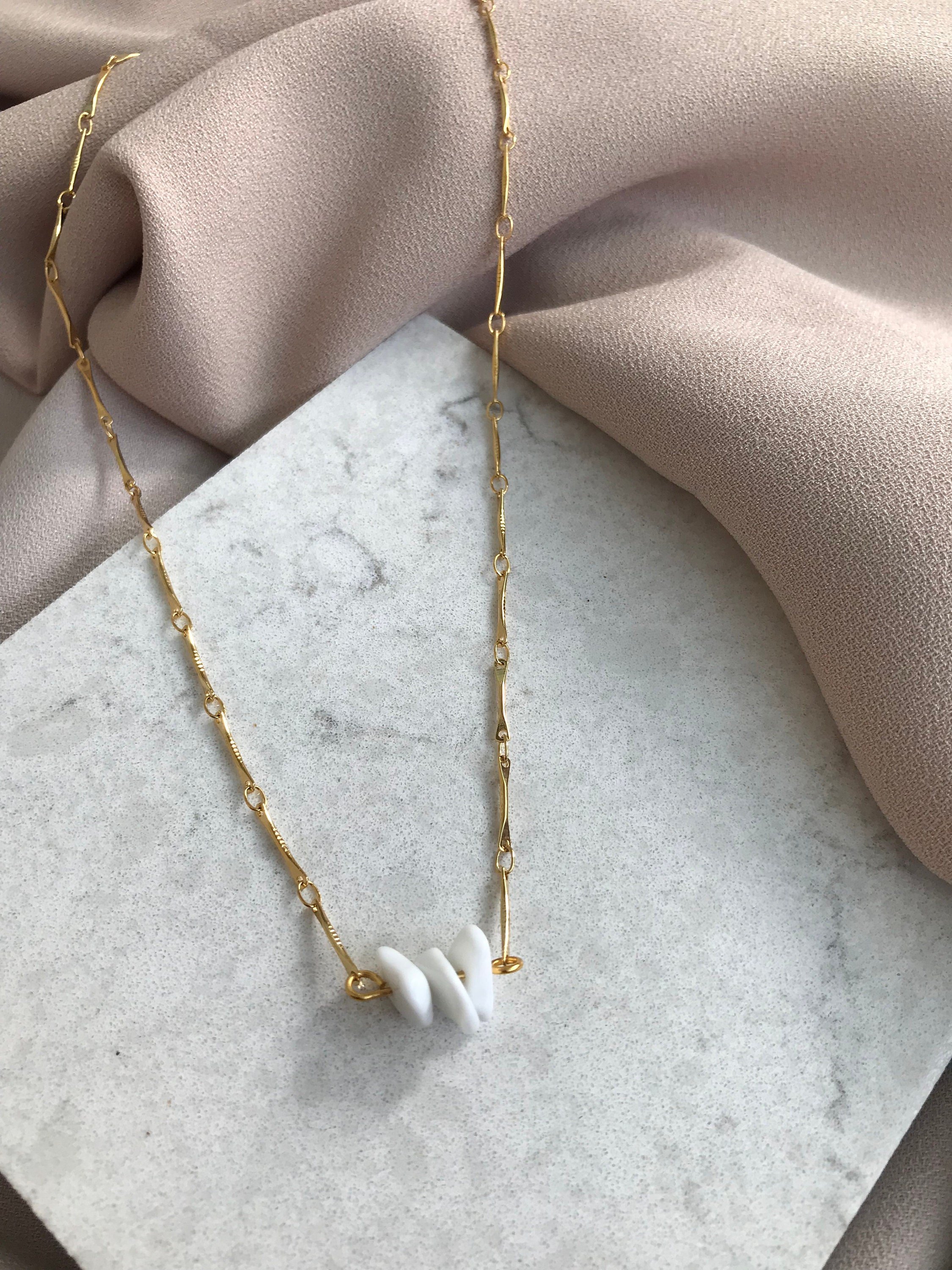 Üçlü Howlite Taşı Altın Zincir Doğal Taş Kolye