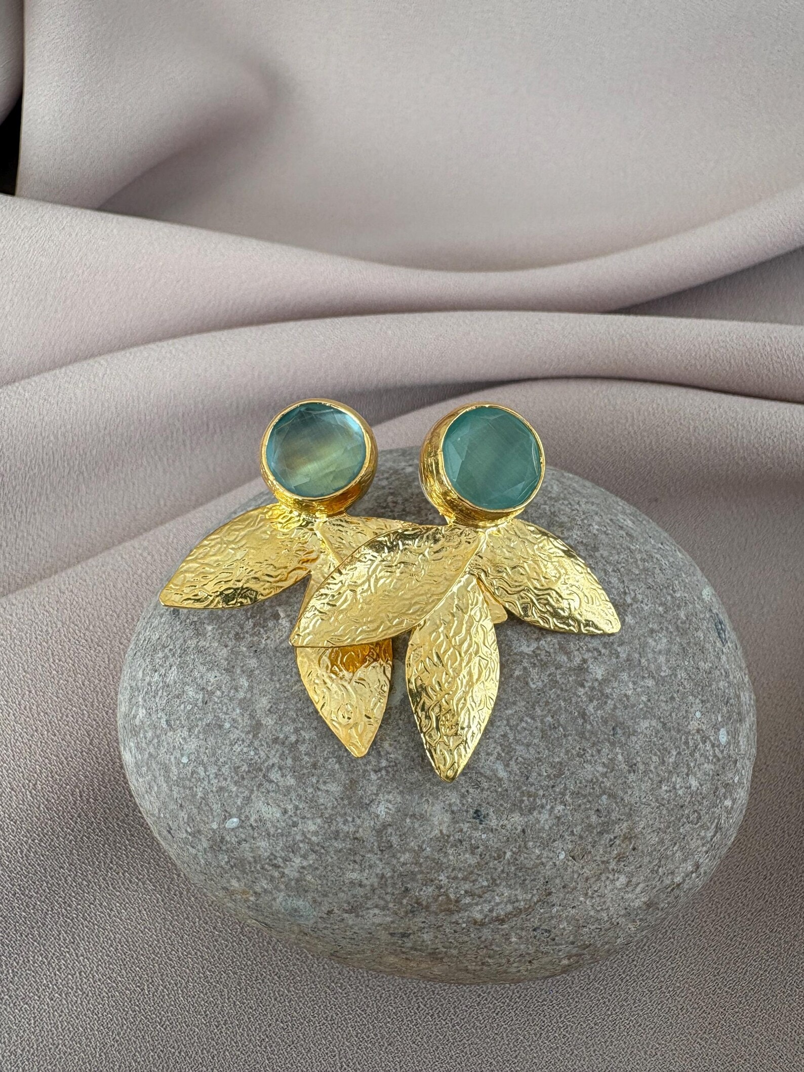 Üç Yapraklı Kedi Gözü Taş Küpeler