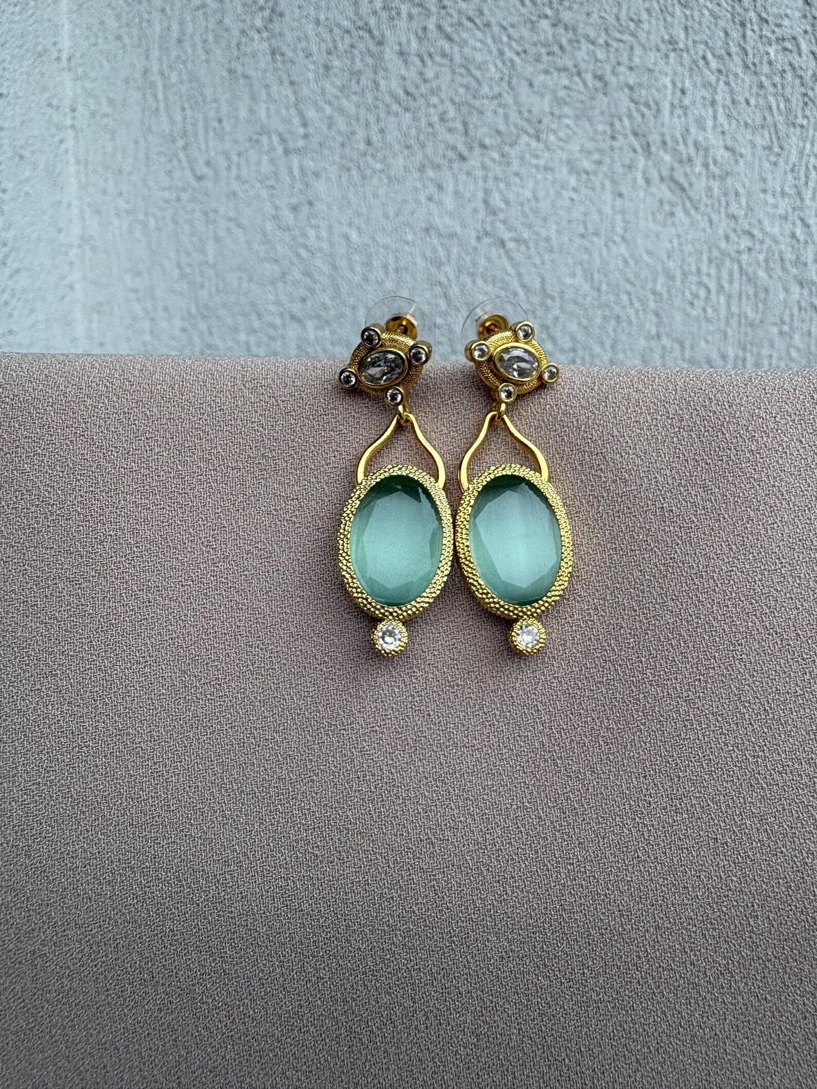 Oval Kedi Gözü Taşlı Küpeler