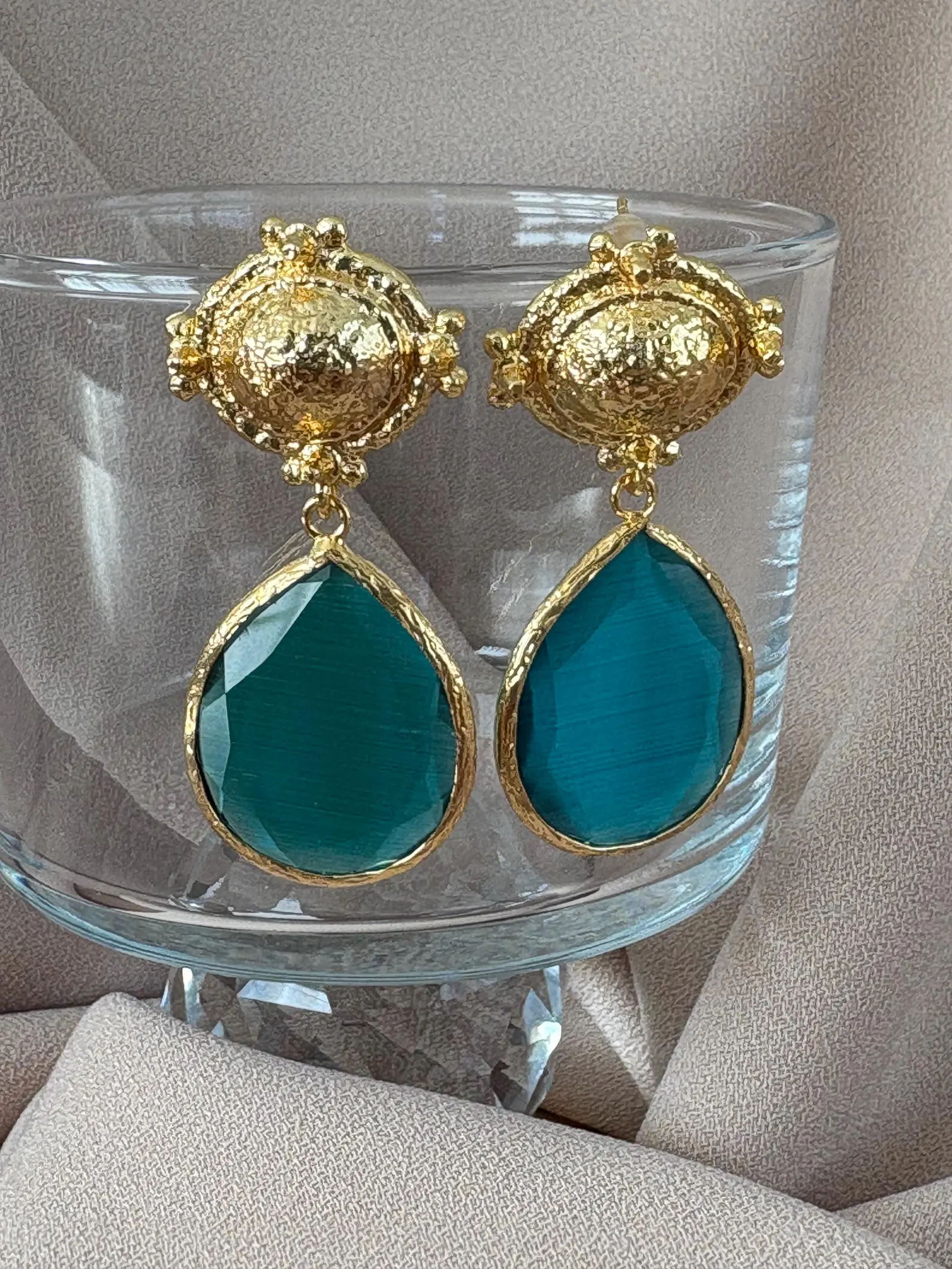 Döküm Taç Kedi Gözü Taşlı Küpeler