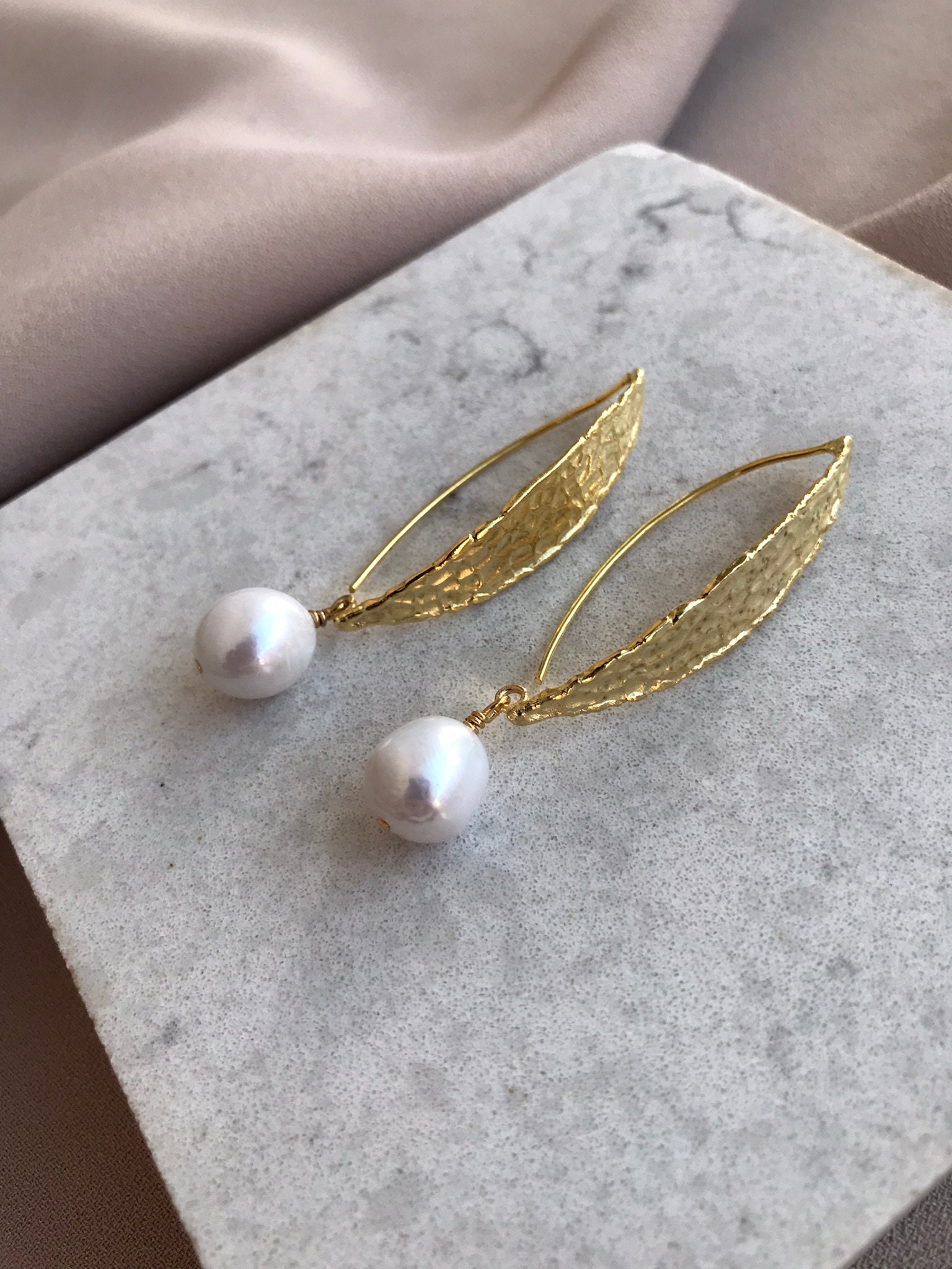 Yaprak Tepelik İnci Küpe