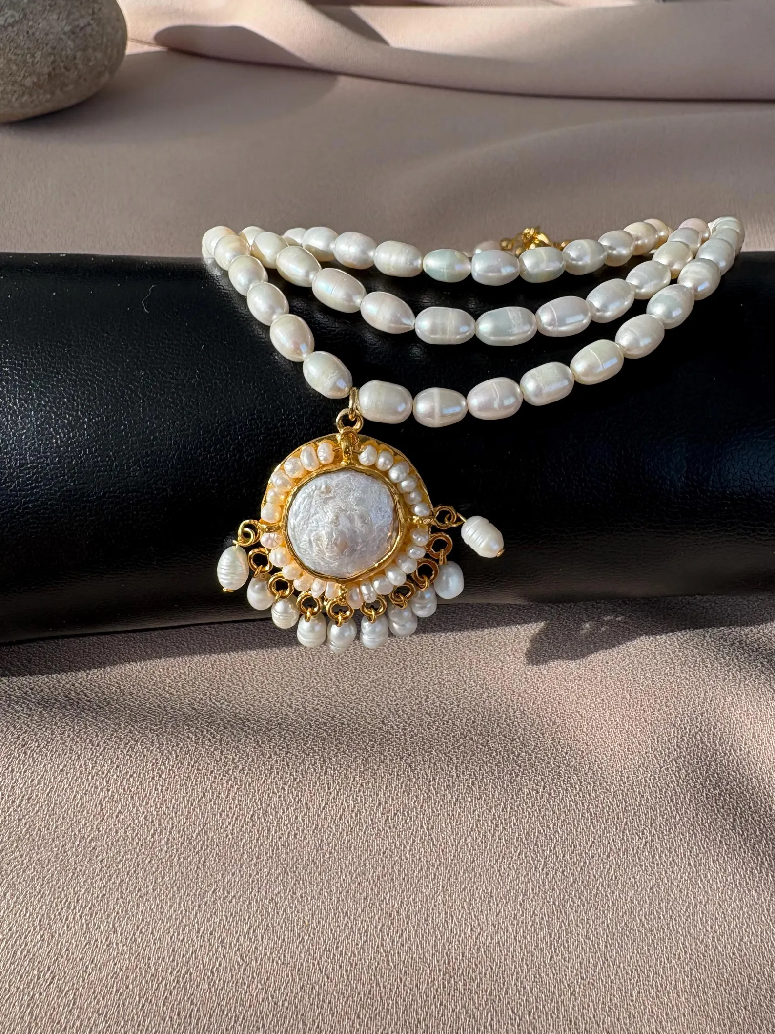 Üç Sıra Tasarım Madalyon İnci Kolye