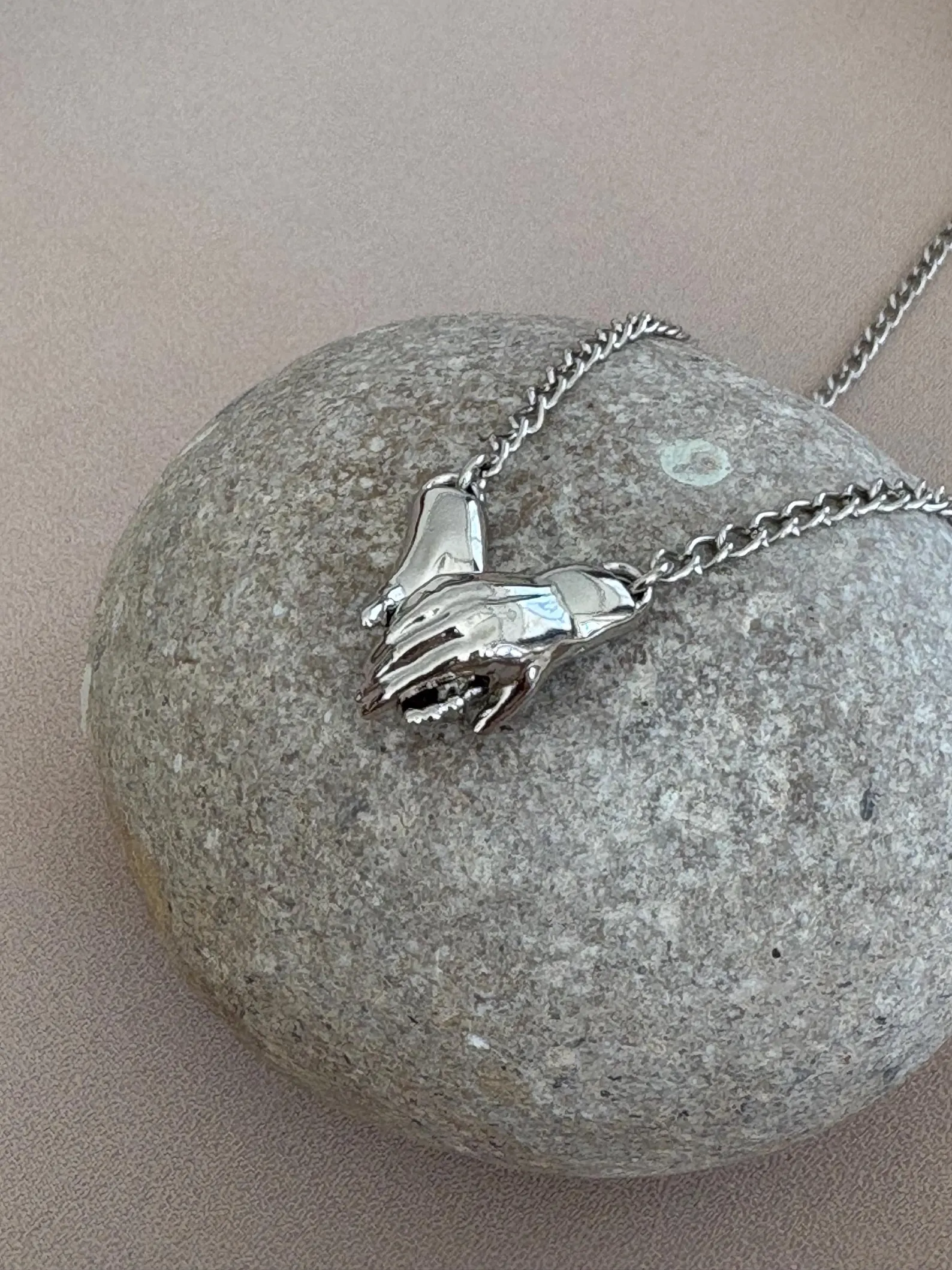 Mıknatıslı Eller Zincir Kolye