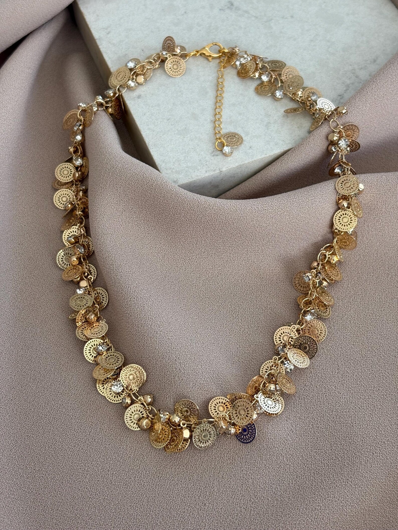 Pul Taş İşlemeli Sallantılı Zincir Kolye