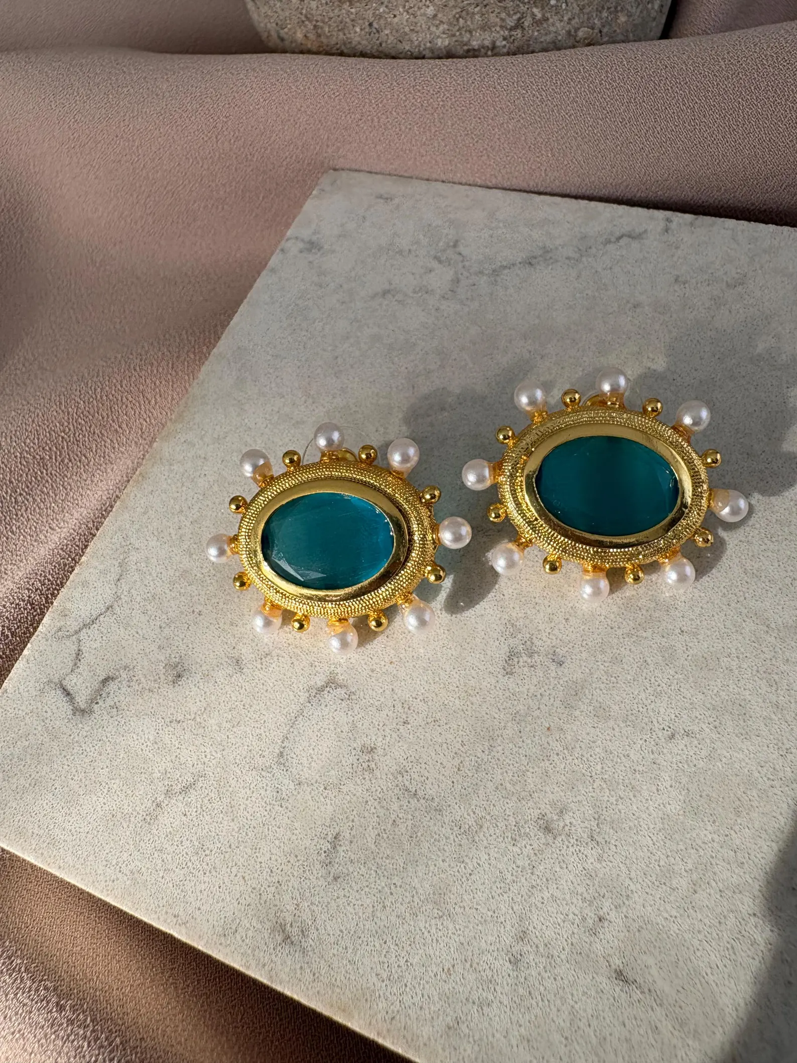 Yatay Oval Kedi Gözü Taş Küpeler