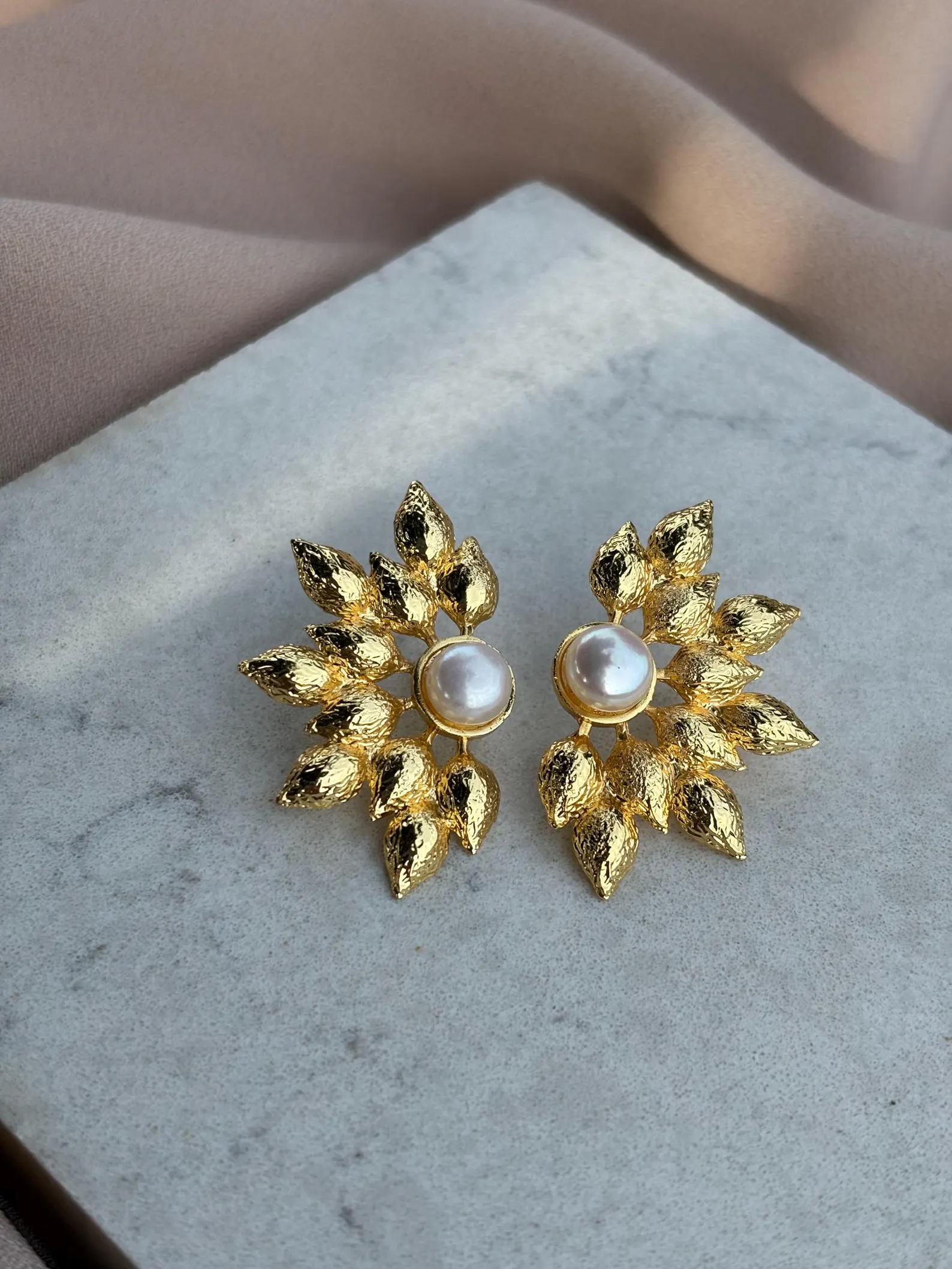 Yarım Çiçek İnci Küpe