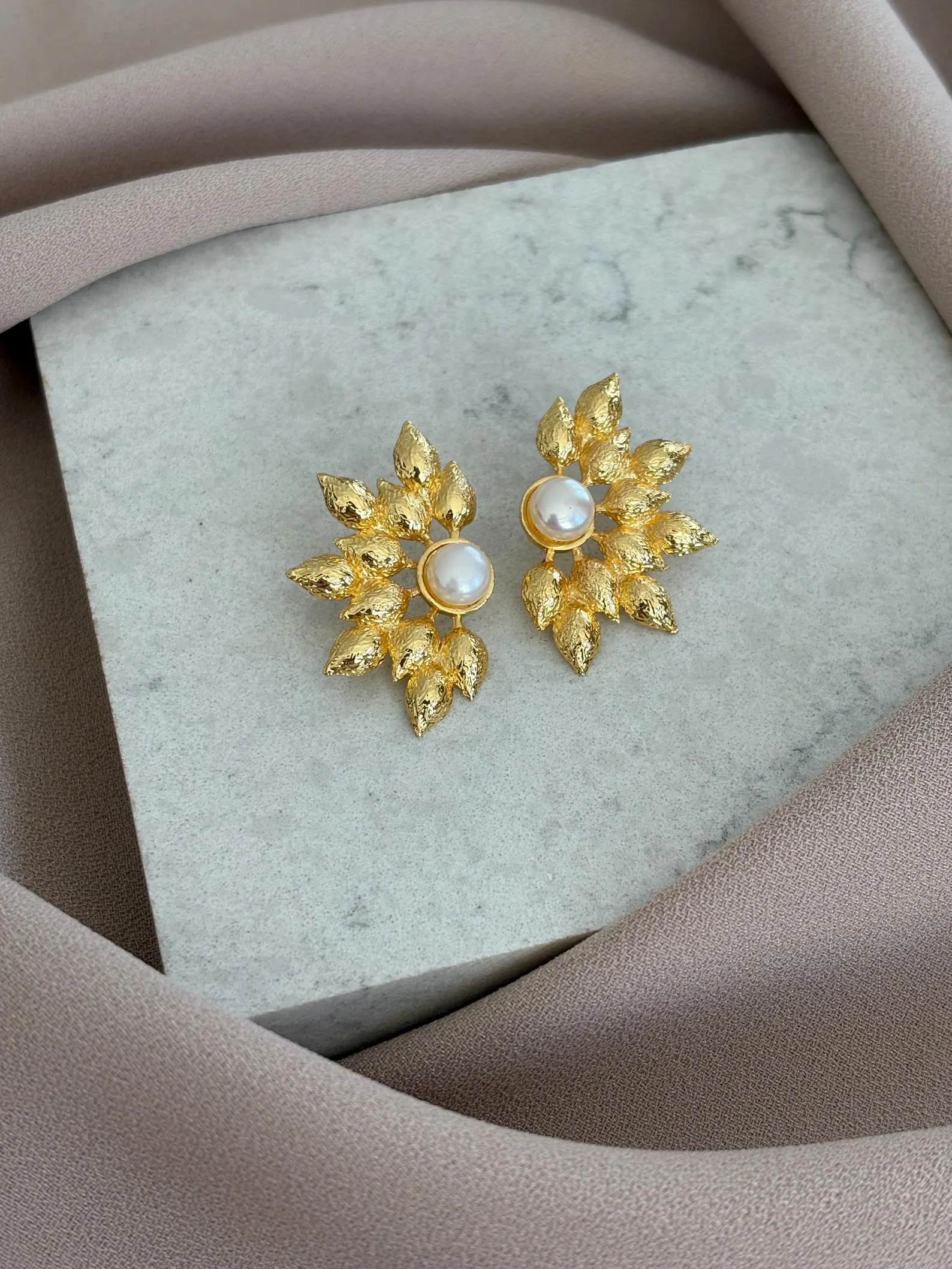 Yarım Çiçek İnci Küpe