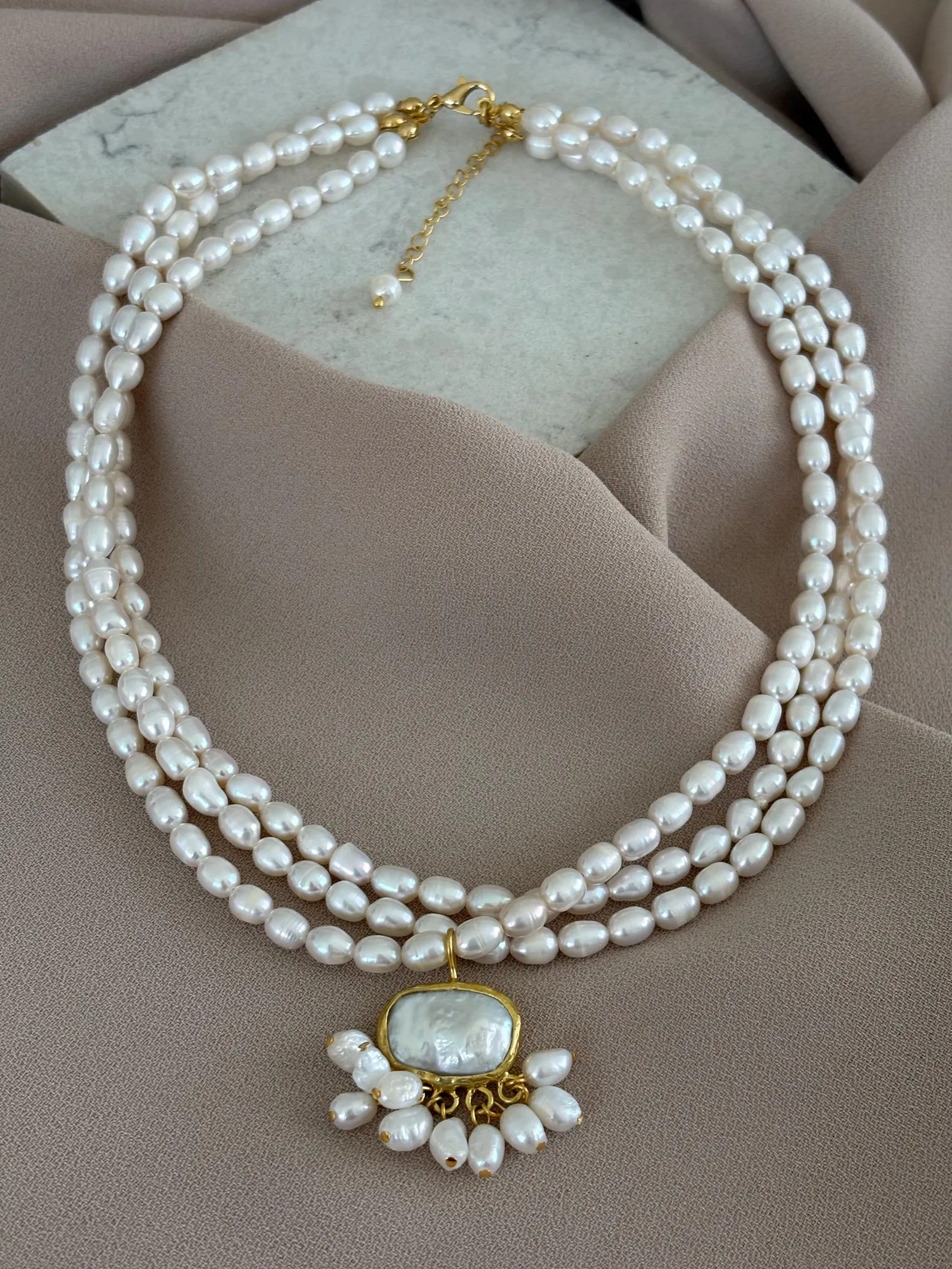 Üçlü İnci Dizi Kare Barok Kolye