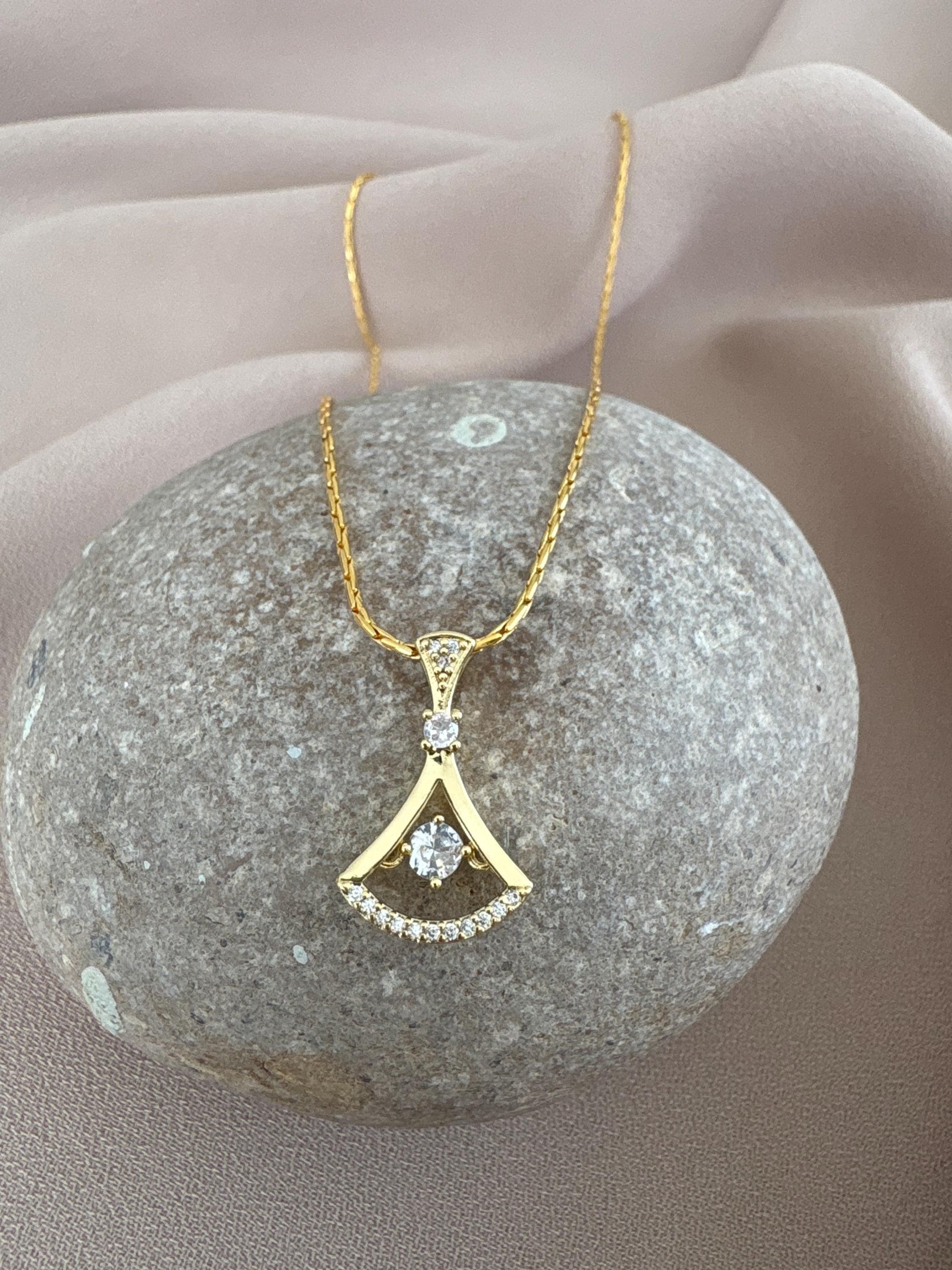 YENİ ! Zamansız Zirkon Taşlı Kare Zincir Kolye
