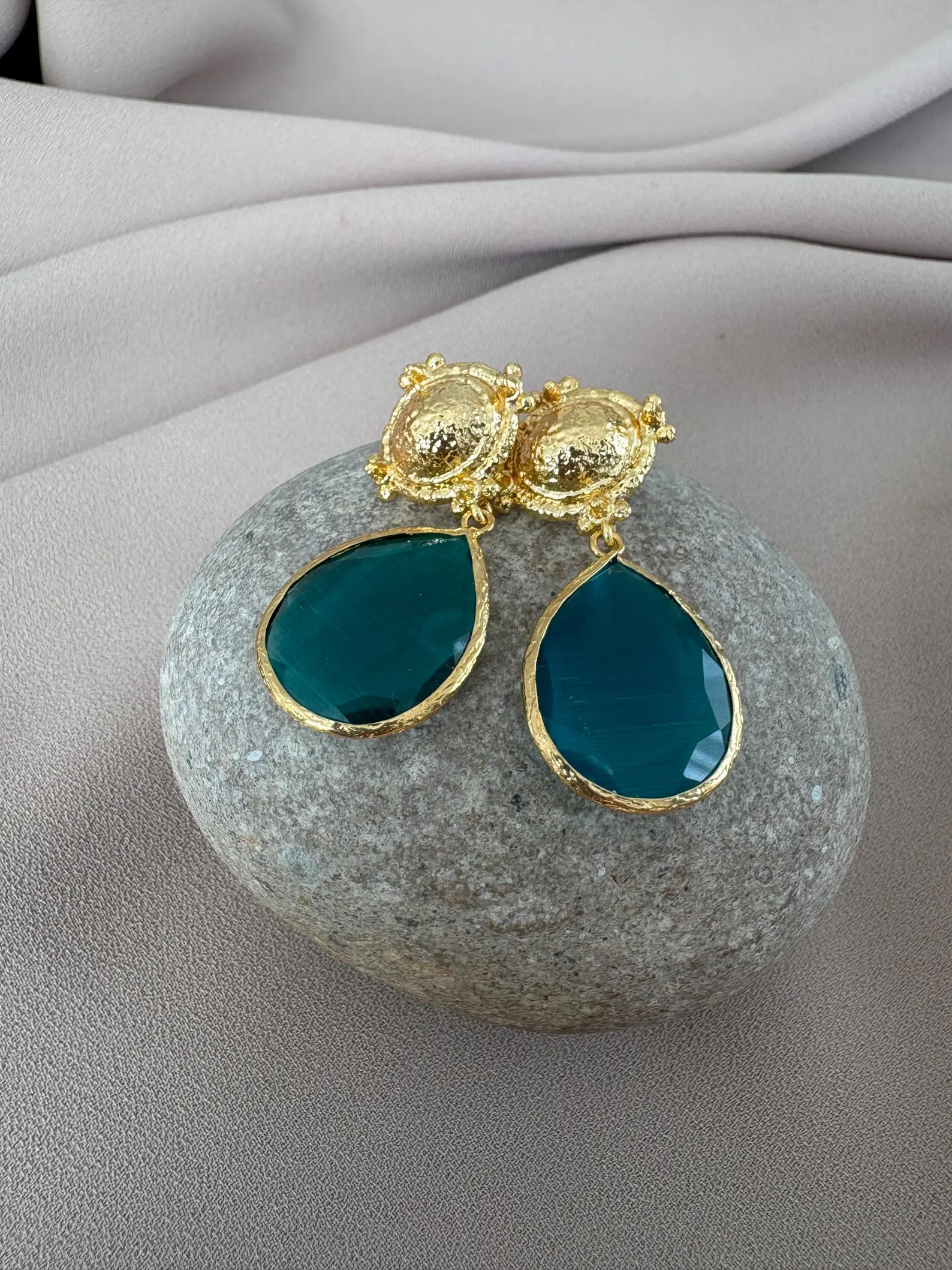 Döküm Taç Kedi Gözü Taşlı Küpeler