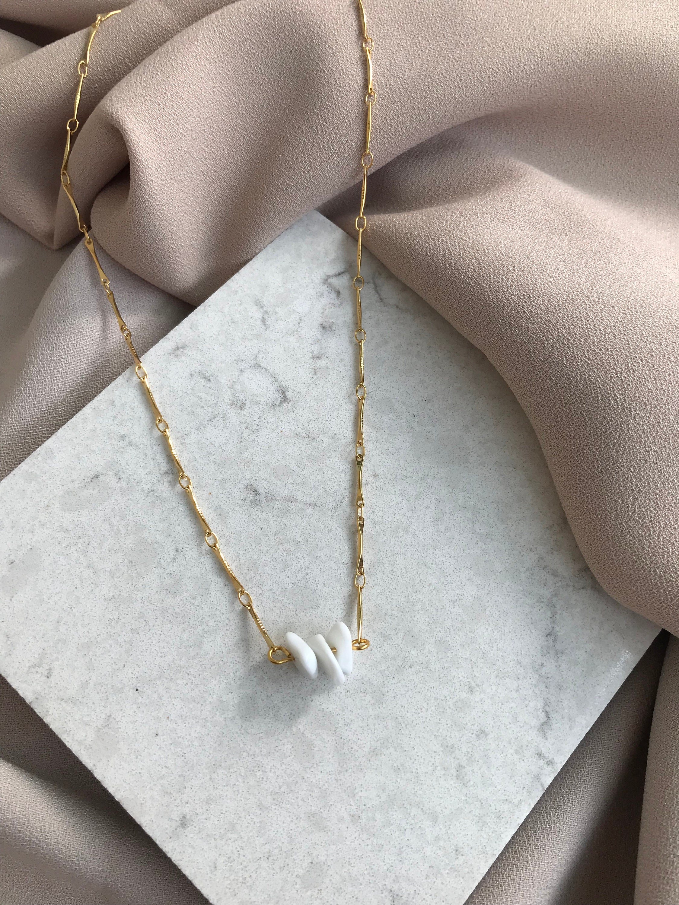 Üçlü Howlite Taşı Altın Zincir Doğal Taş Kolye