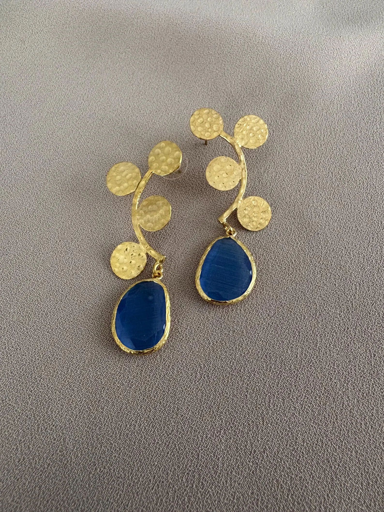 Uzun Döküm Kedi Gözü Taş Küpeler