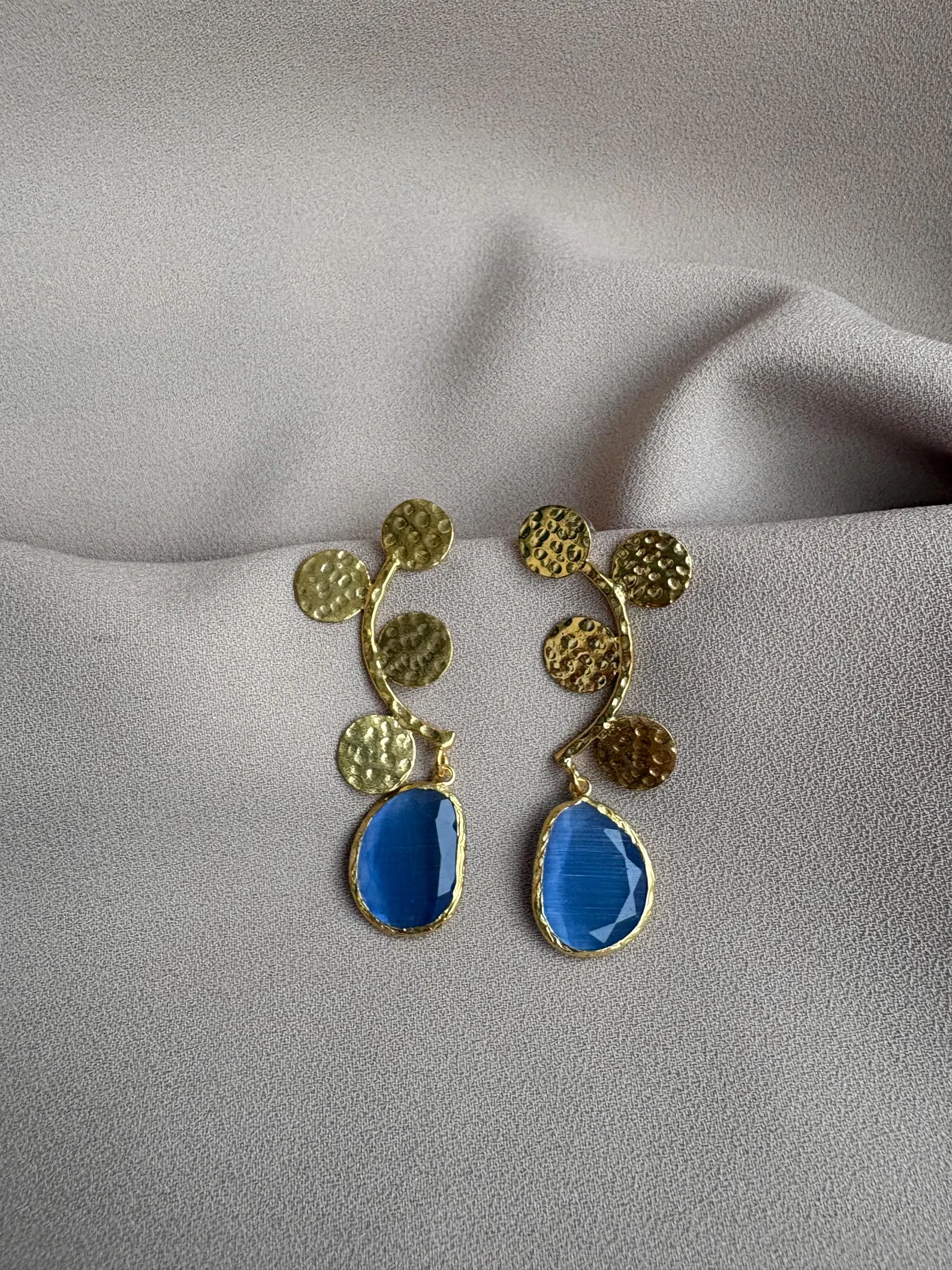 Uzun Döküm Kedi Gözü Taş Küpeler