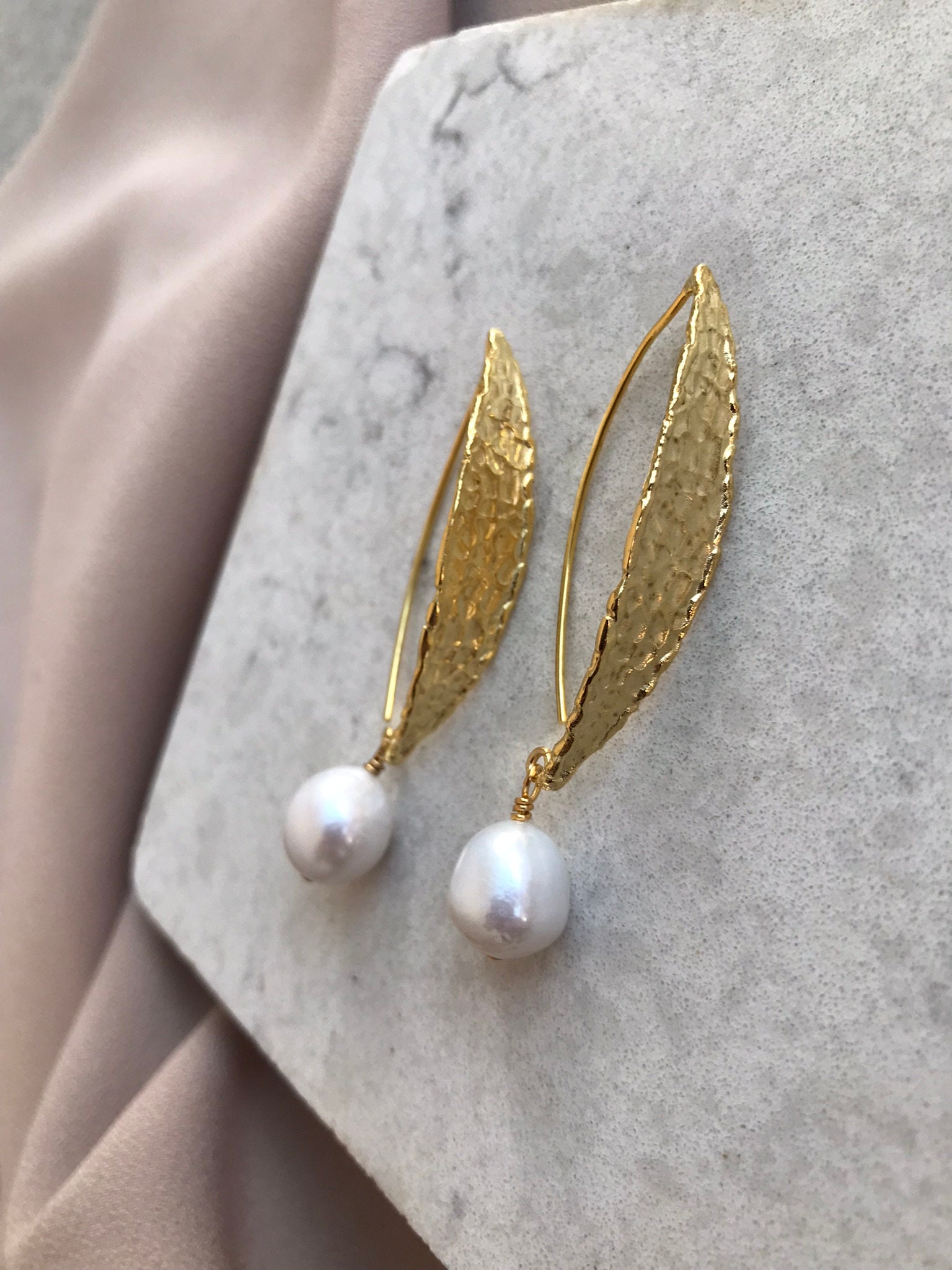 Yaprak Tepelik İnci Küpe