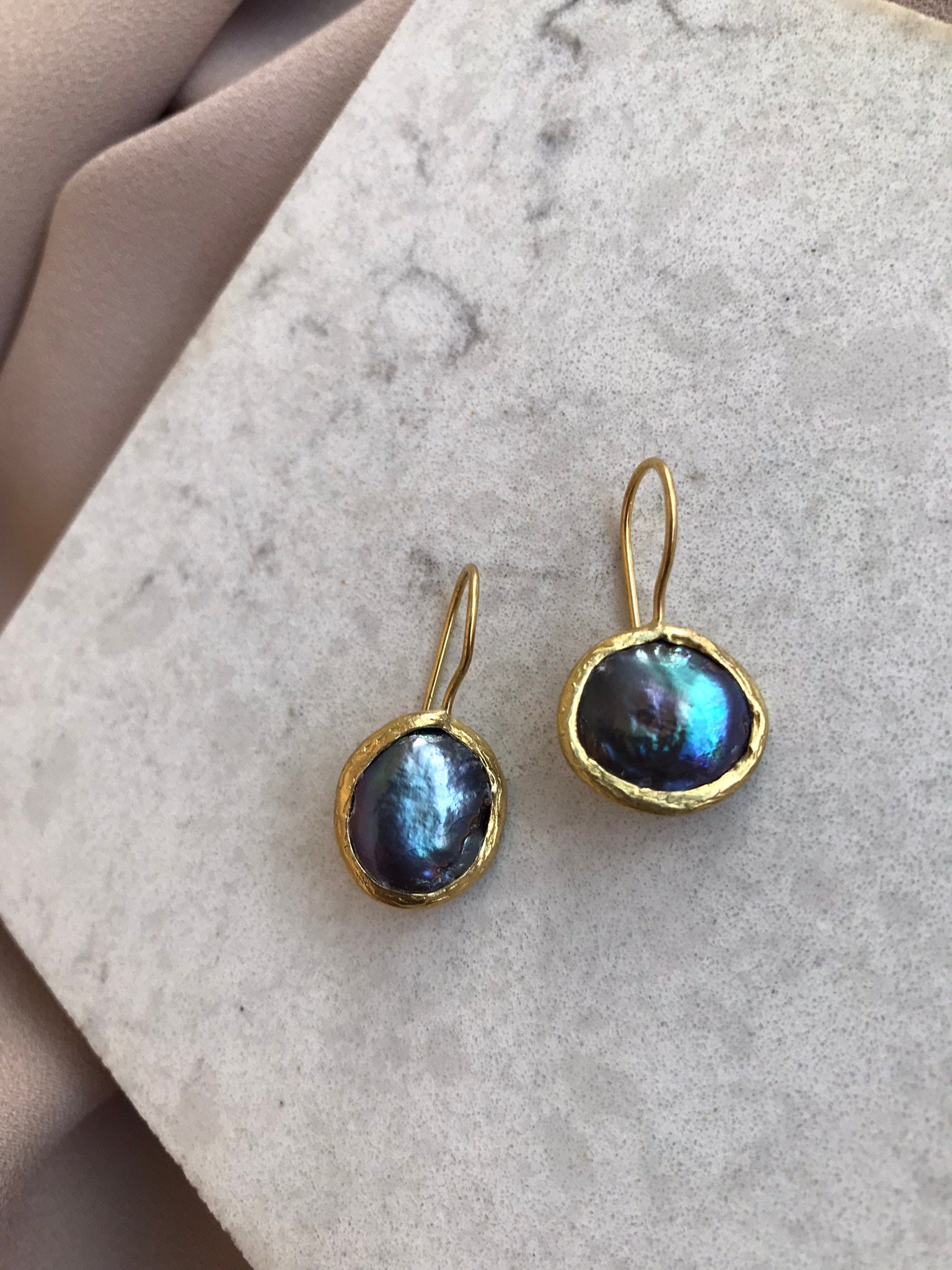 Minimalist Yuvarlak Siyah İnci Küpe