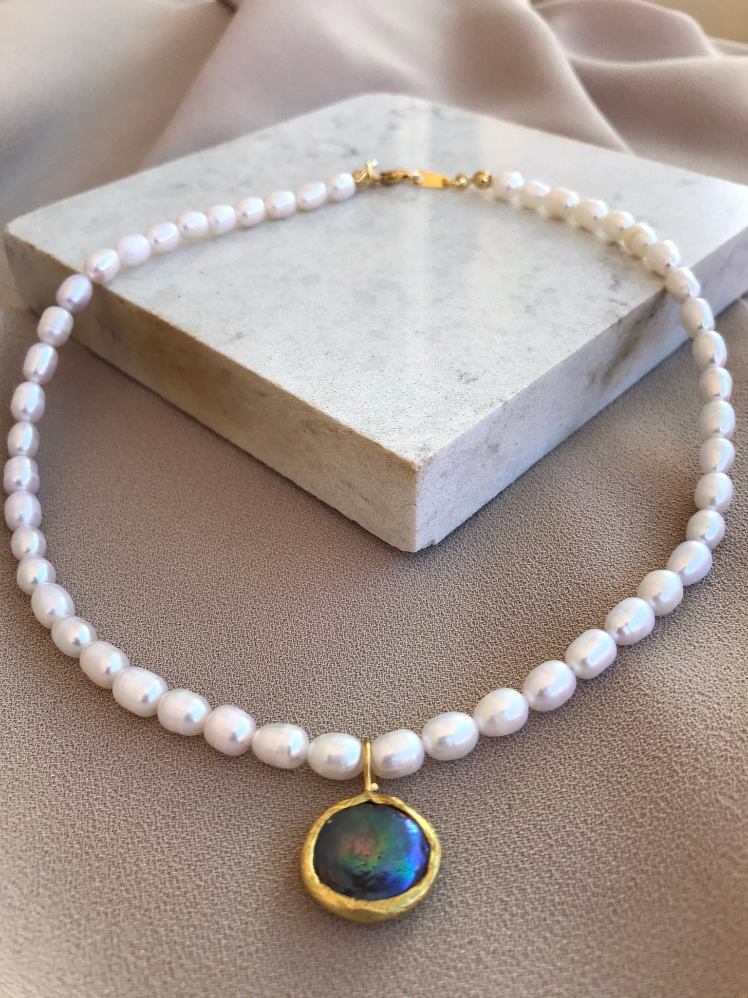 NEW ! Black and White Pearl Necklace