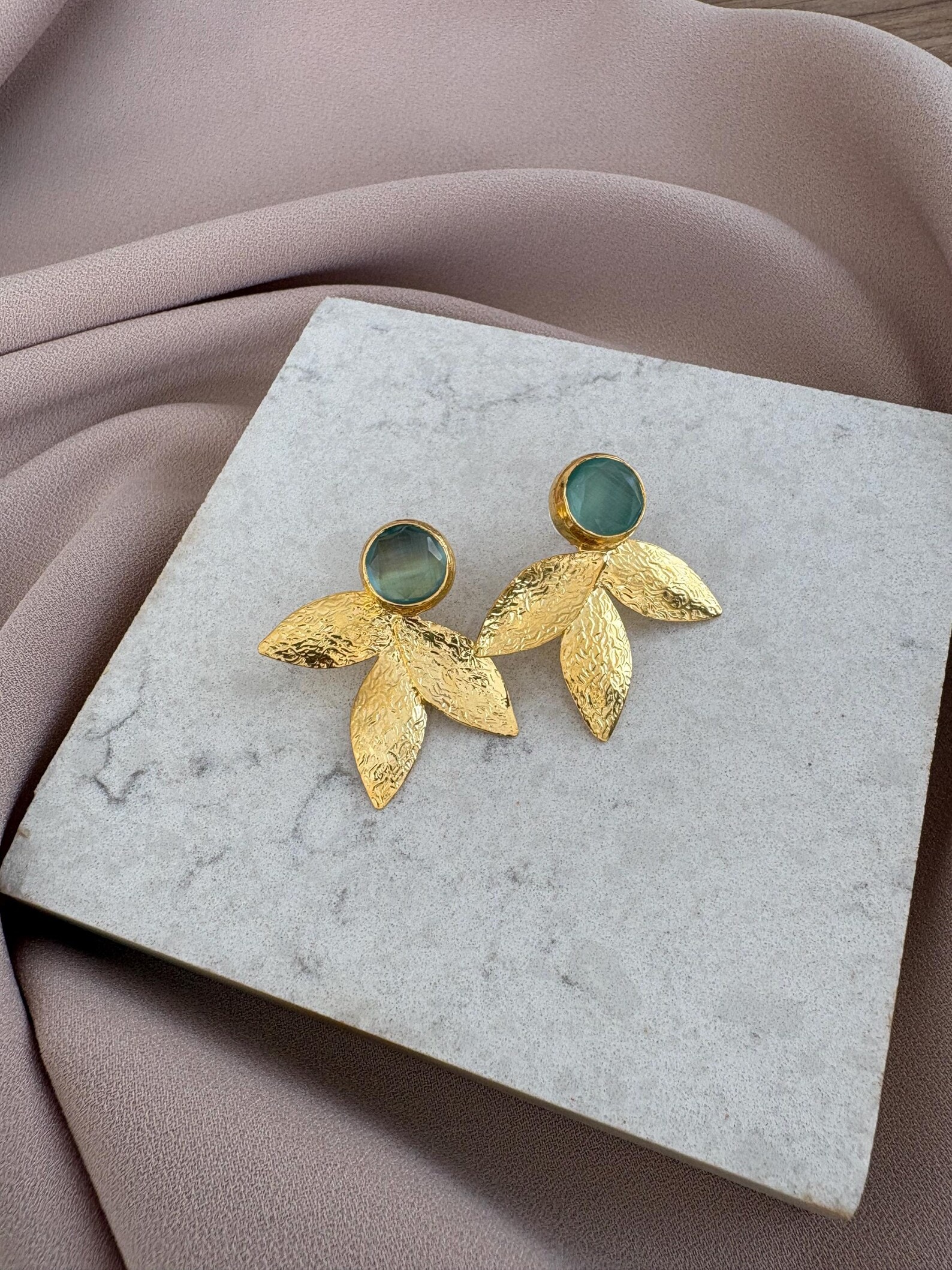 Üç Yapraklı Kedi Gözü Taş Küpeler