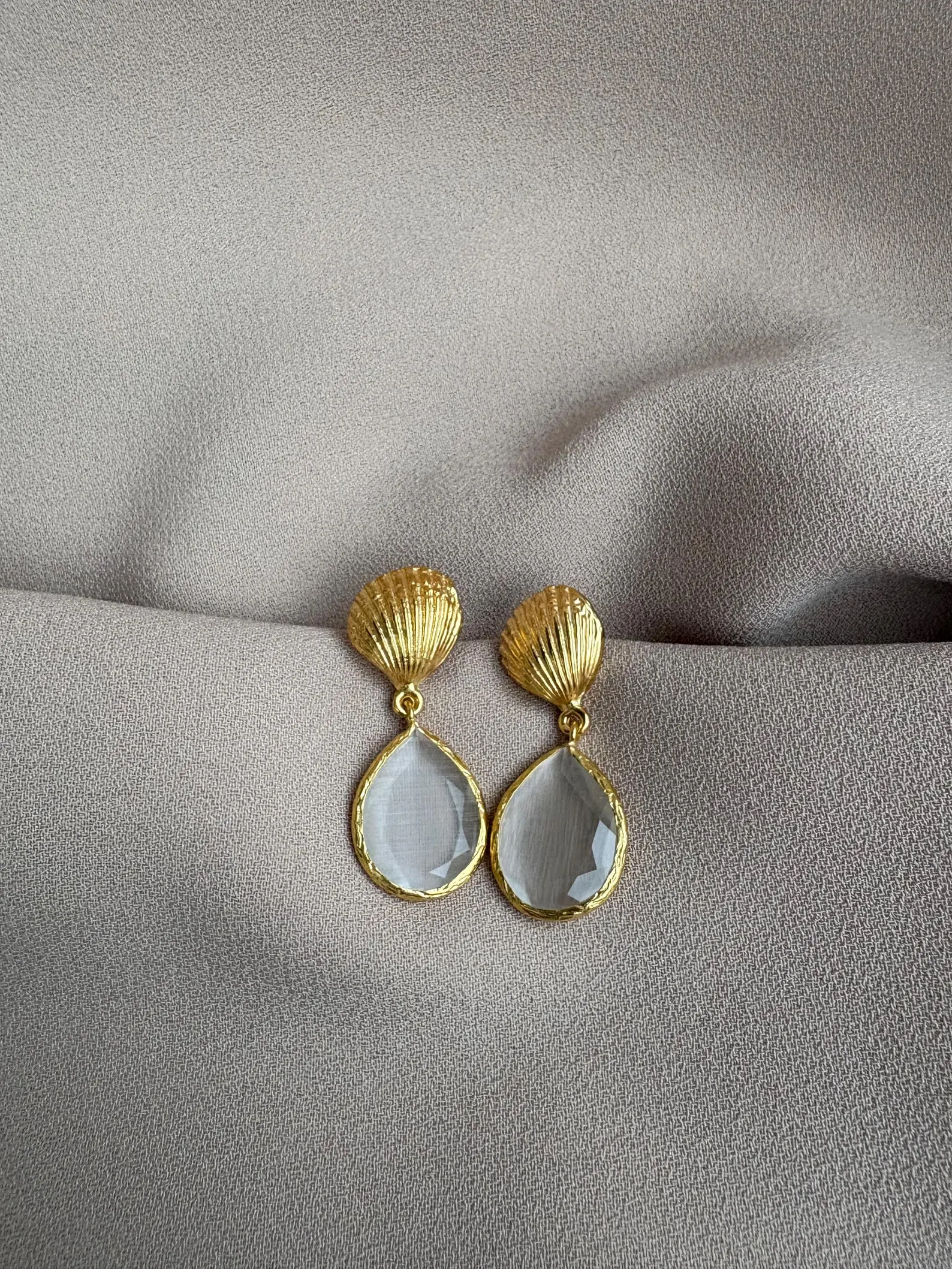 Midye Tepeli Damla Kedi Gözü Küpeler