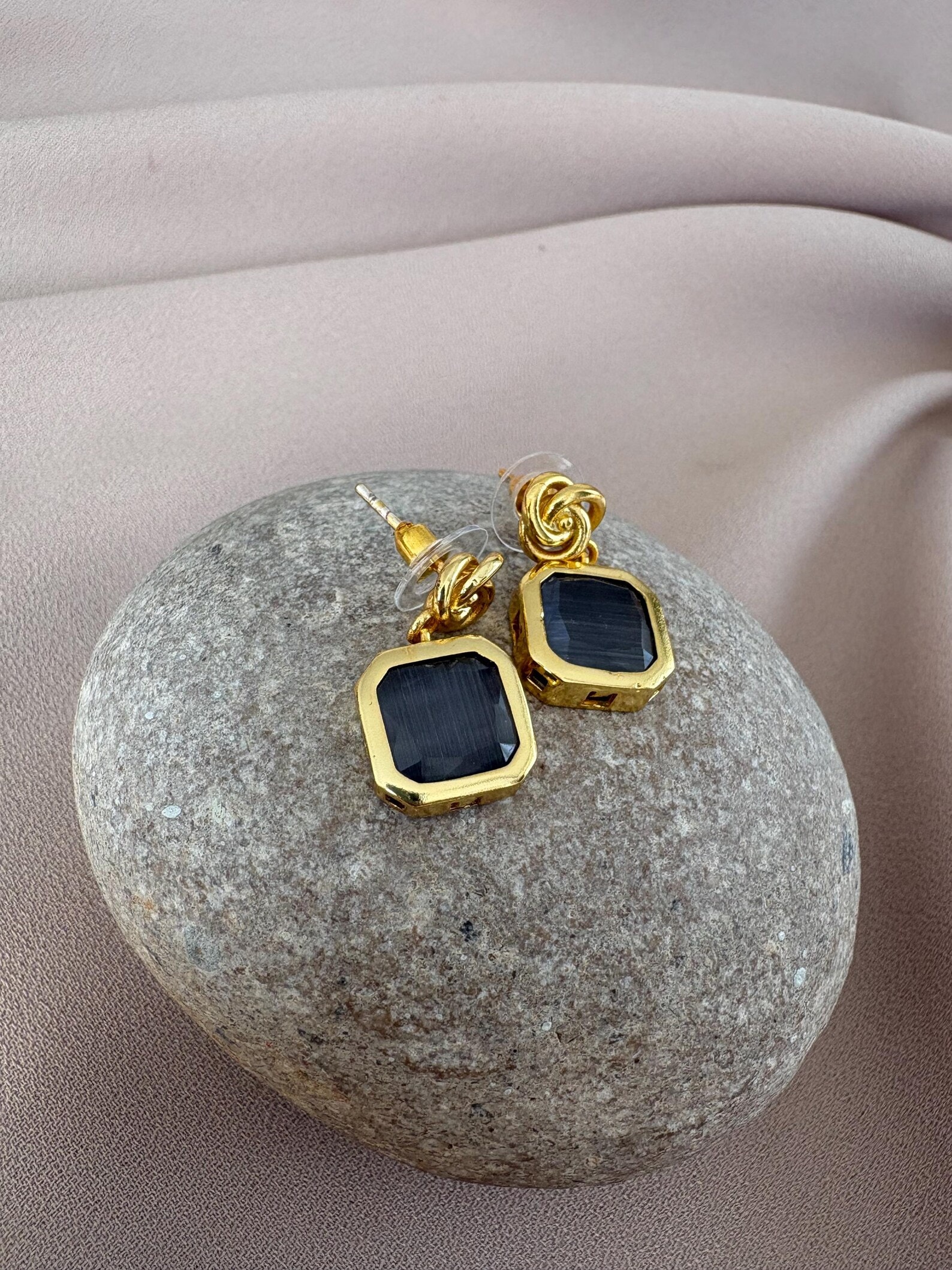 Kare Kedi Gözü Taş Mini Küpeler