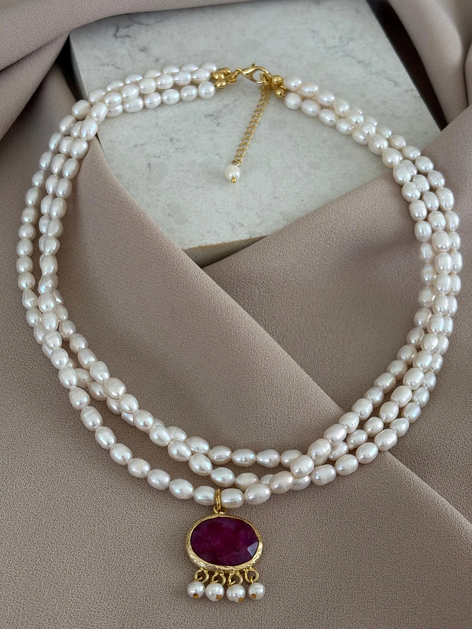 Üçlü İnci Dizi Yakut Kolye