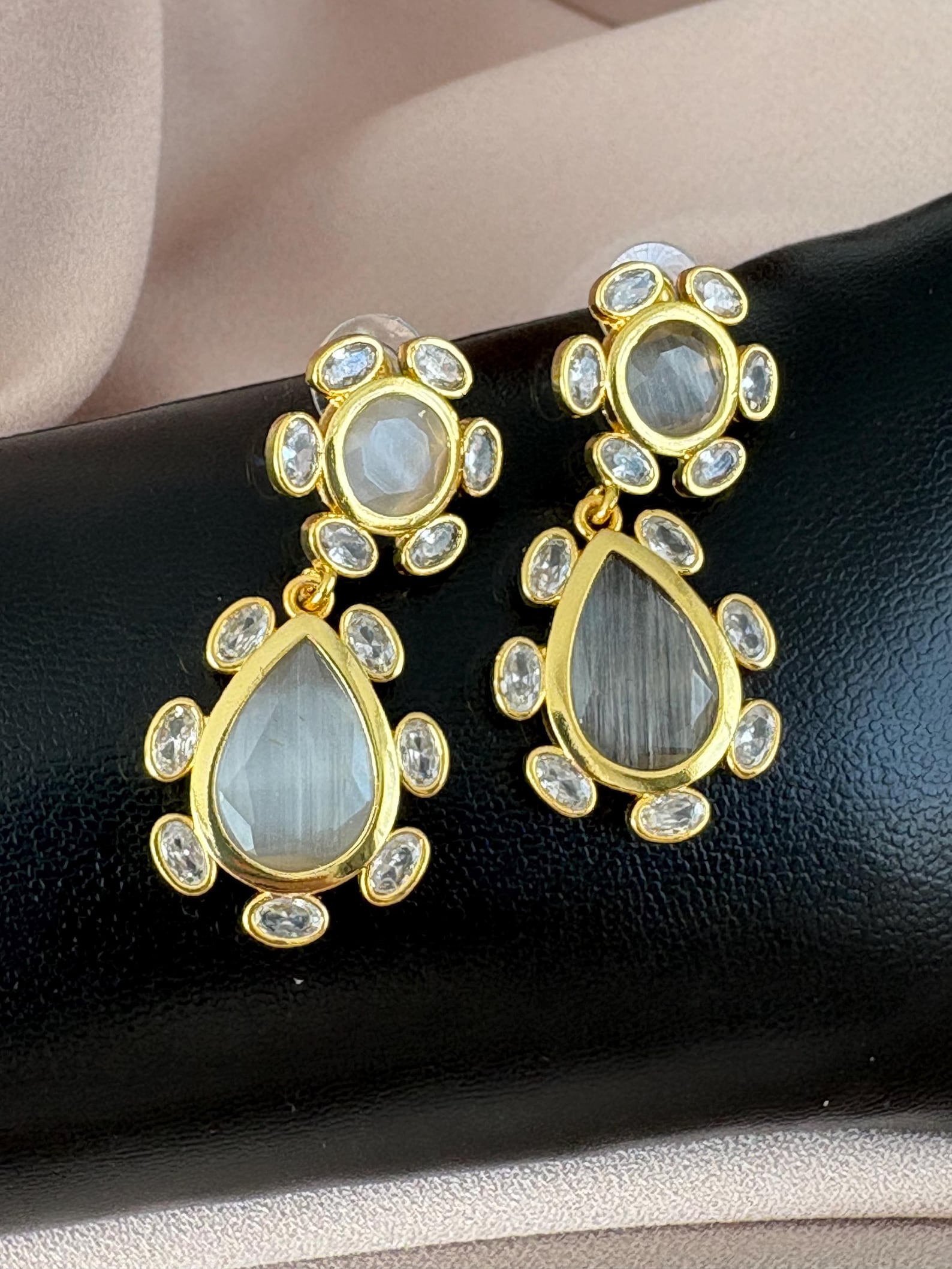 Zirkon&Kedi Gözü Taş Küpe