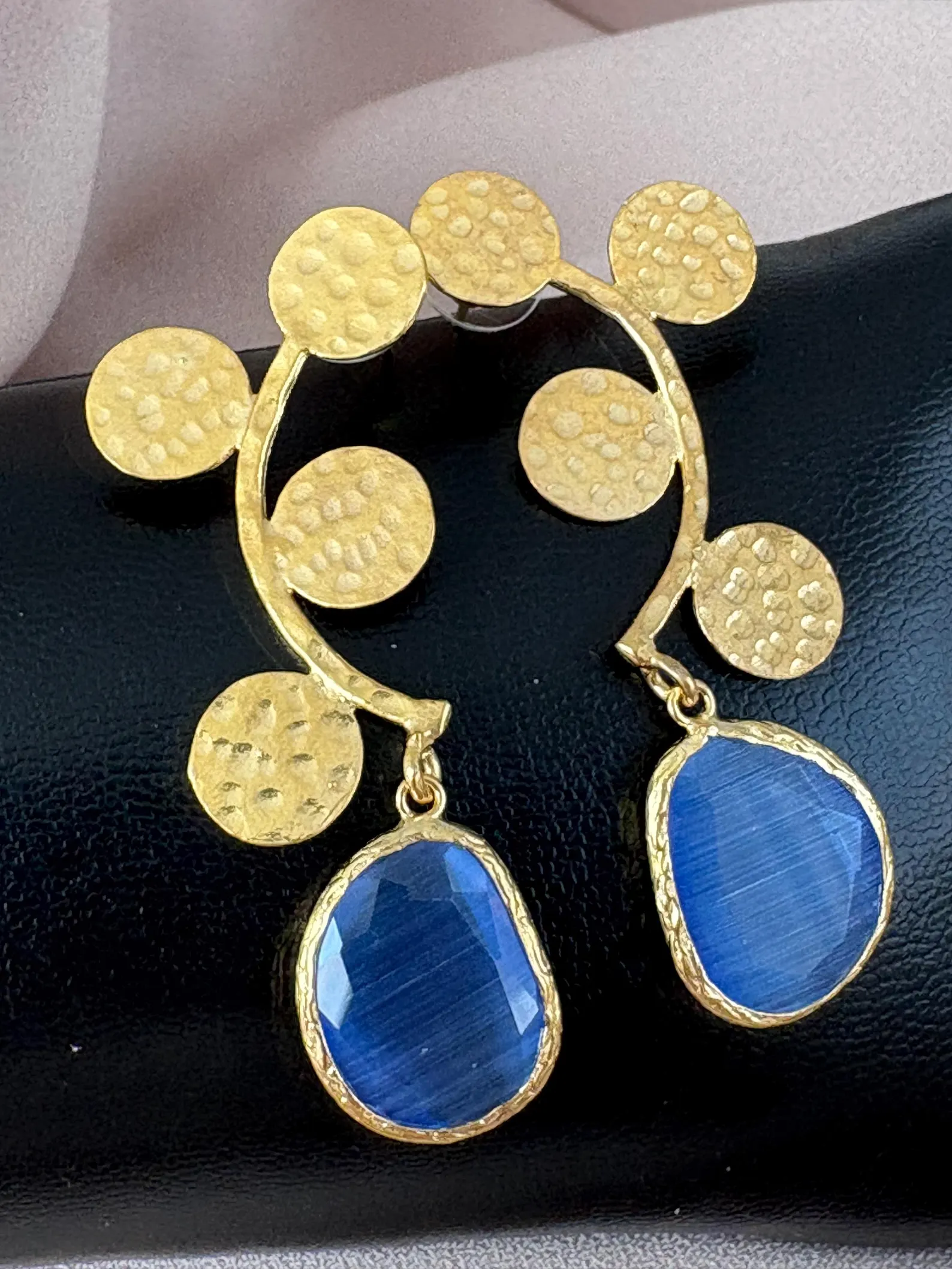 Uzun Döküm Kedi Gözü Taş Küpeler