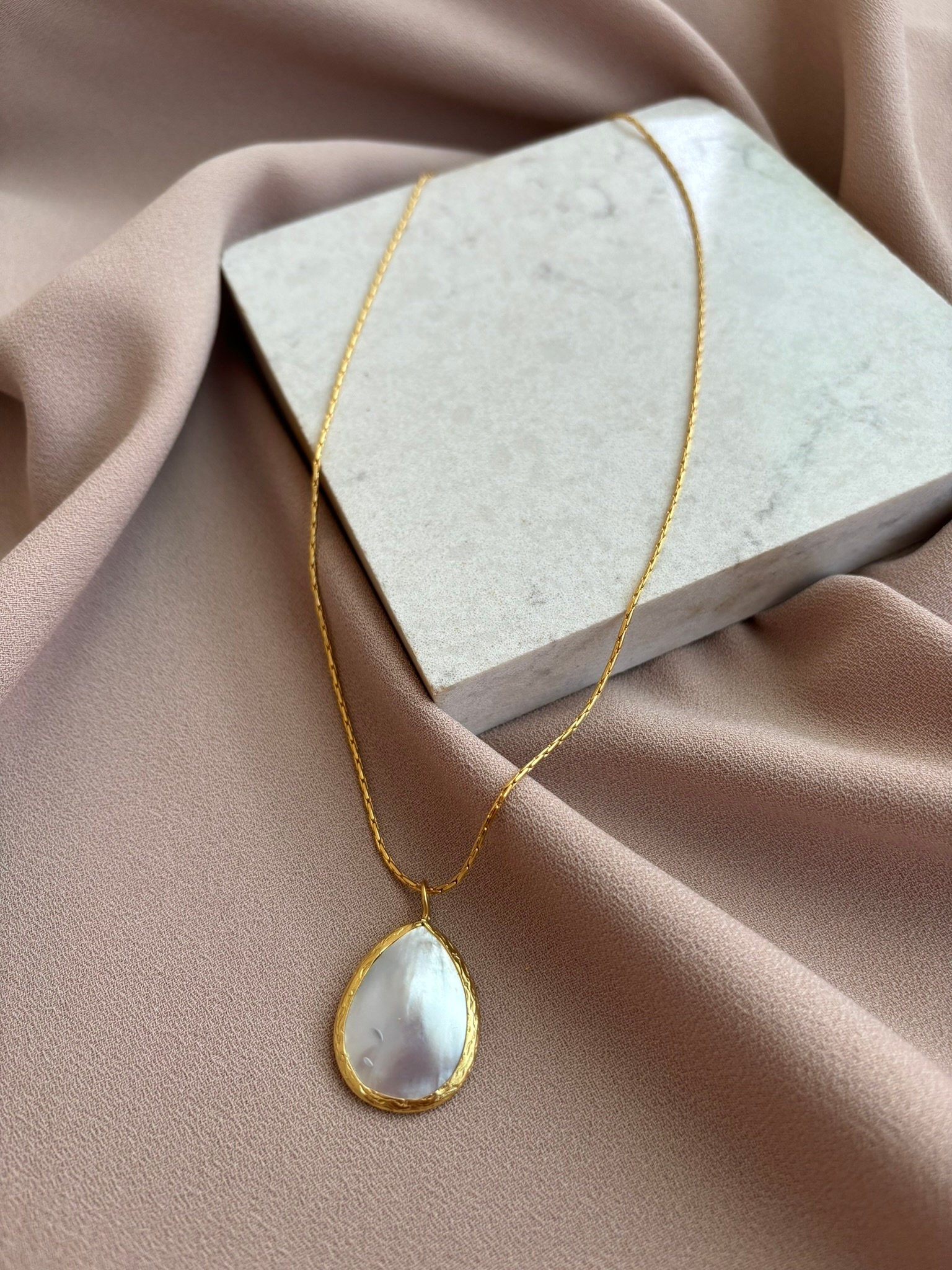 NEW ! Conch Pearl Necklace, Elegant Chain Pearl Gold Necklace