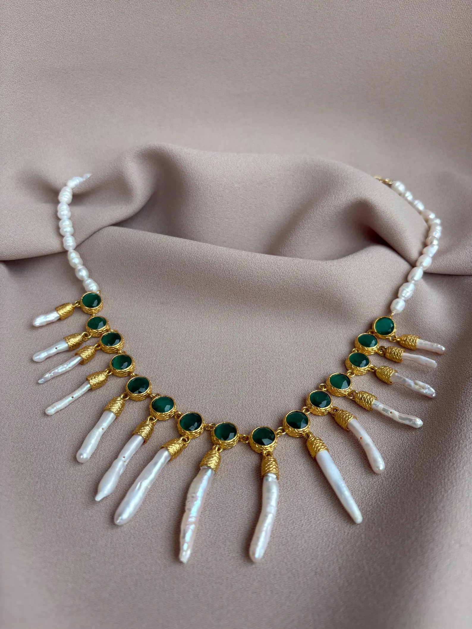 İnci Sarkıtlı Kedi Gözü Taşlı Sıra Kolye