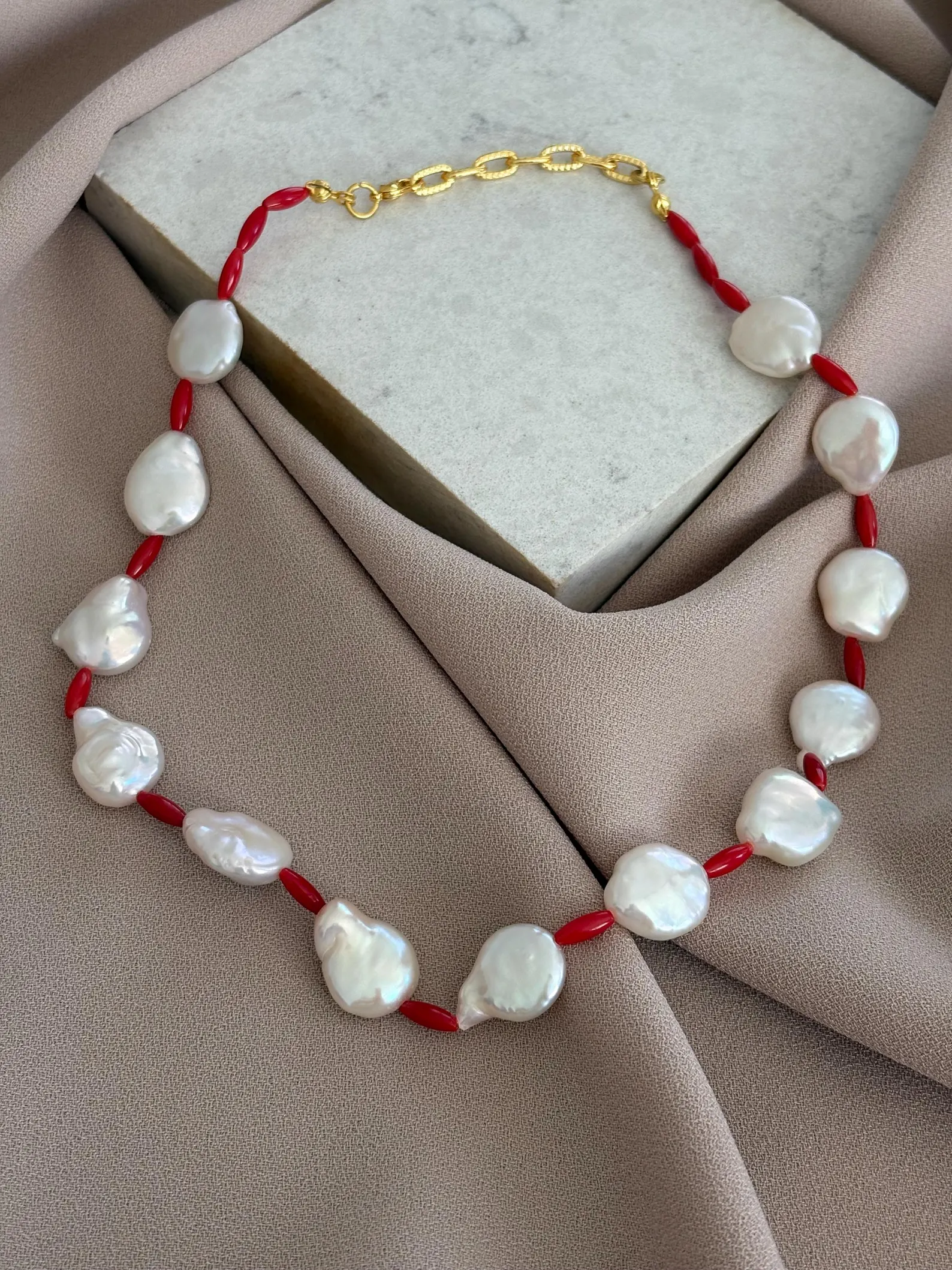 Düzensiz Barok İnci Mercan El Örmesi Kolye