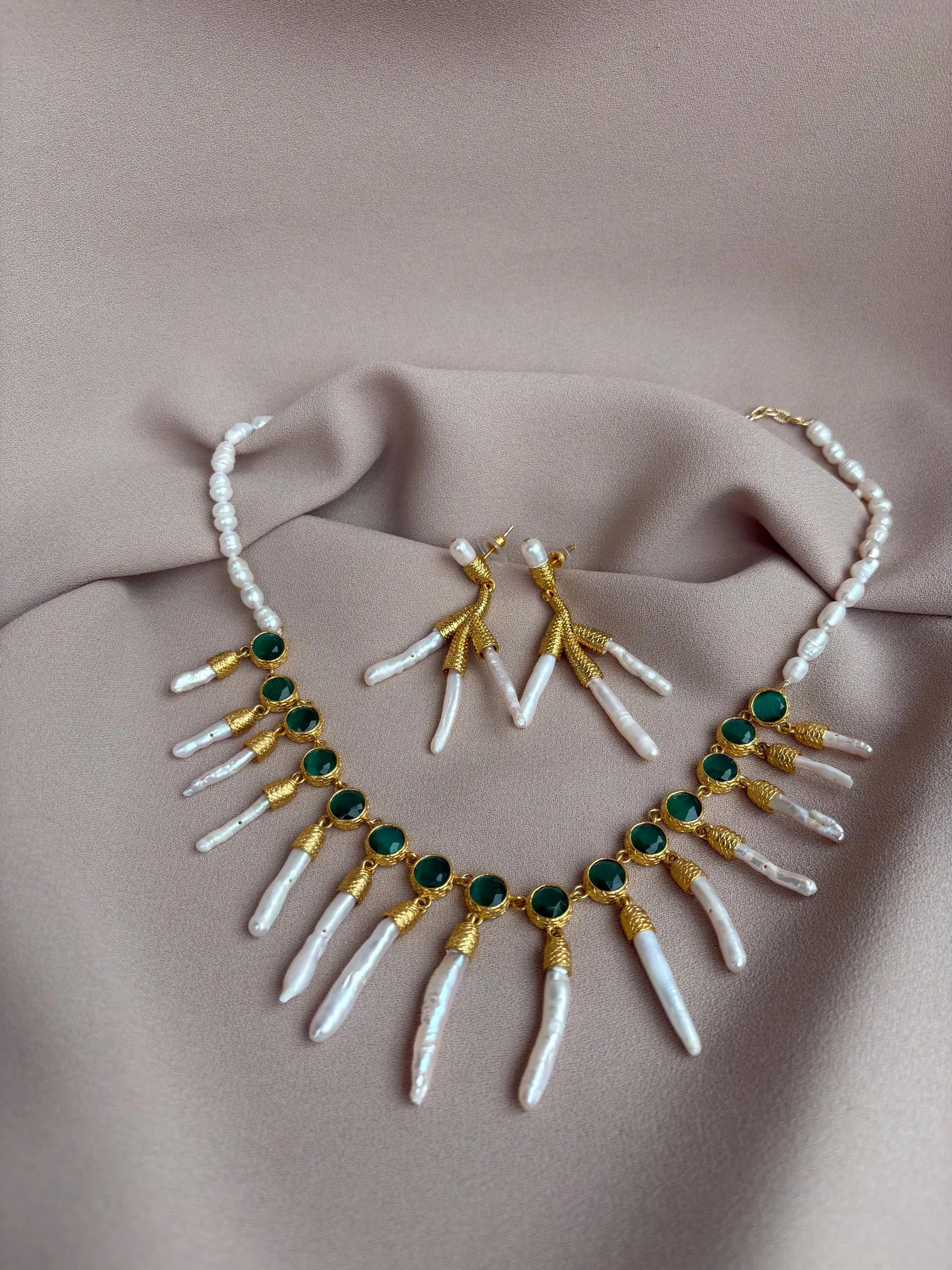 İnci Sarkıtlı Kedi Gözü Taşlı Sıra Kolye