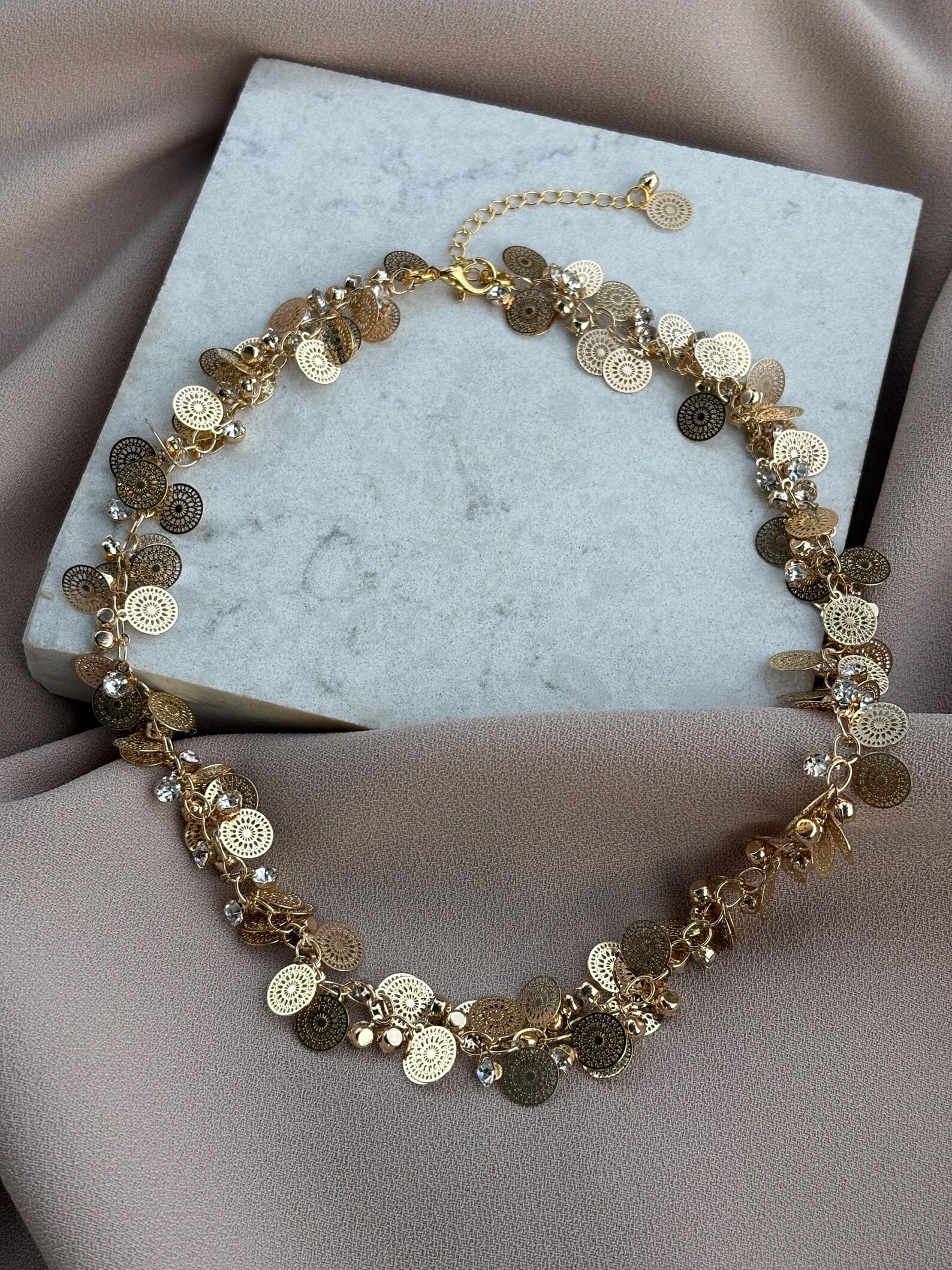 Pul Taş İşlemeli Sallantılı Zincir Kolye