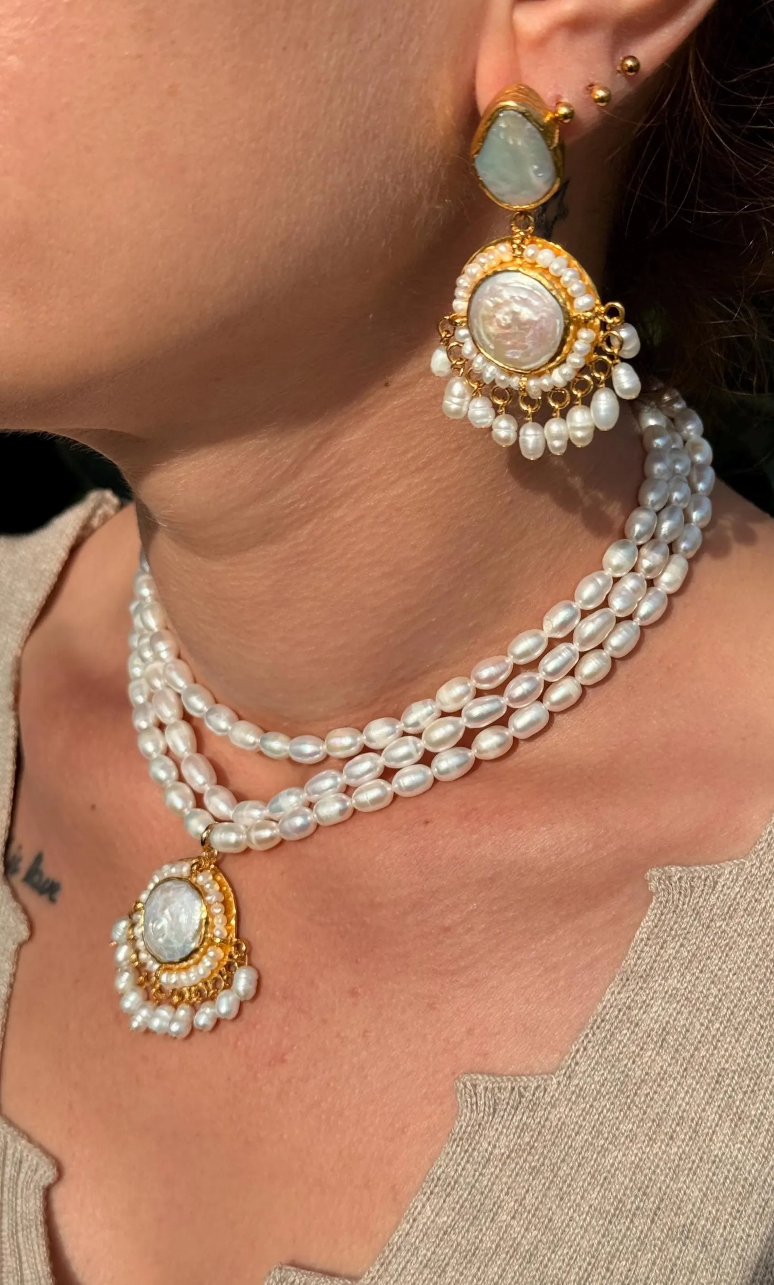 Üç Sıra Tasarım Madalyon İnci Kolye