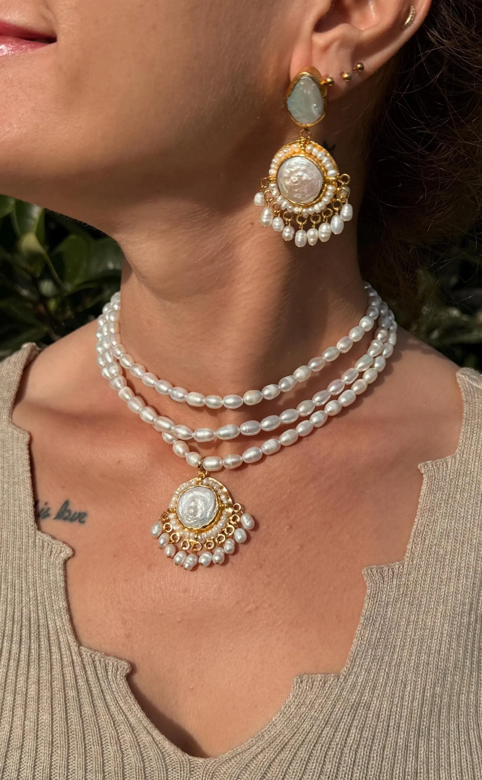 Üç Sıra Tasarım Madalyon İnci Kolye