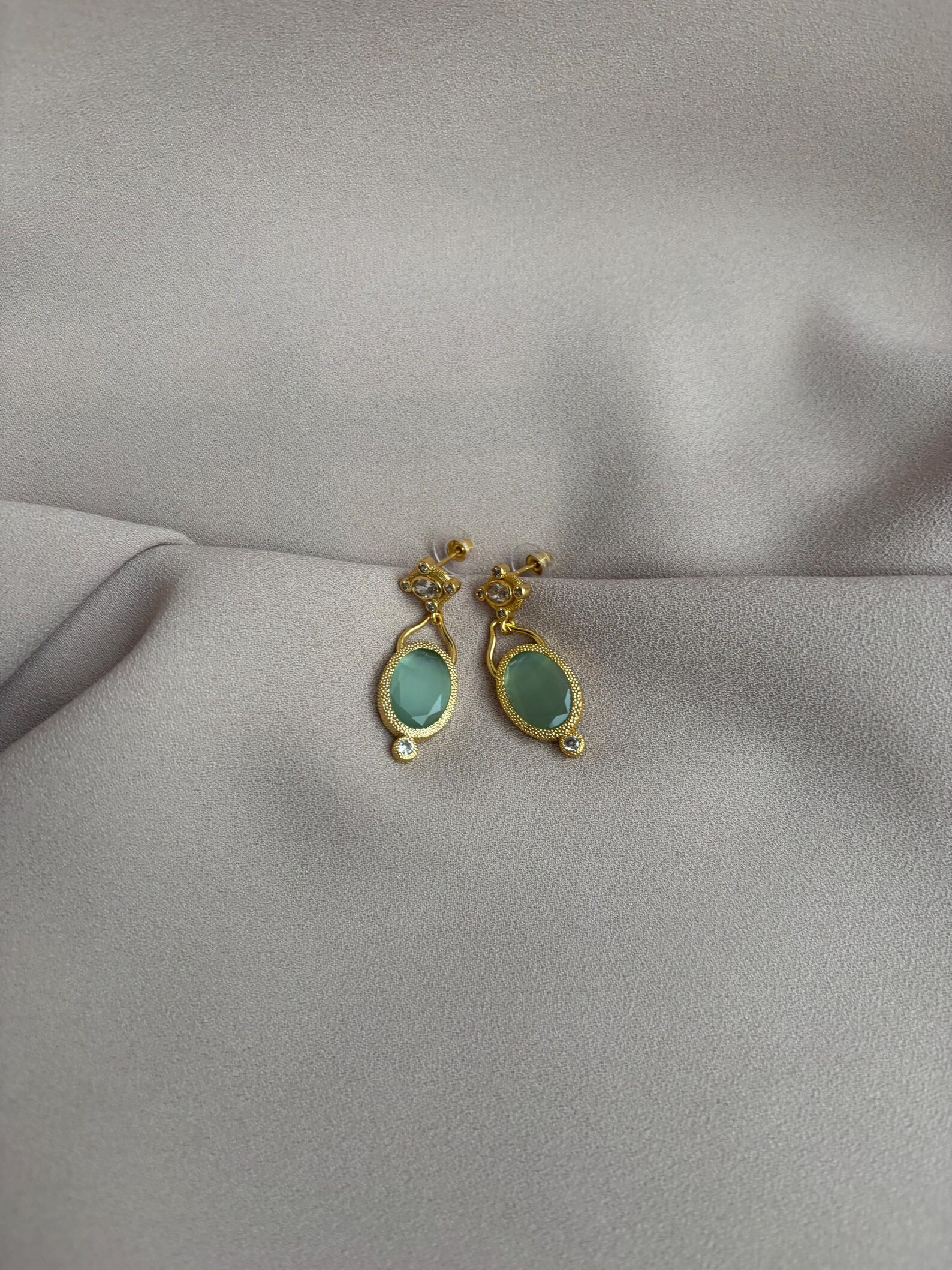 Oval Kedi Gözü Taşlı Küpeler