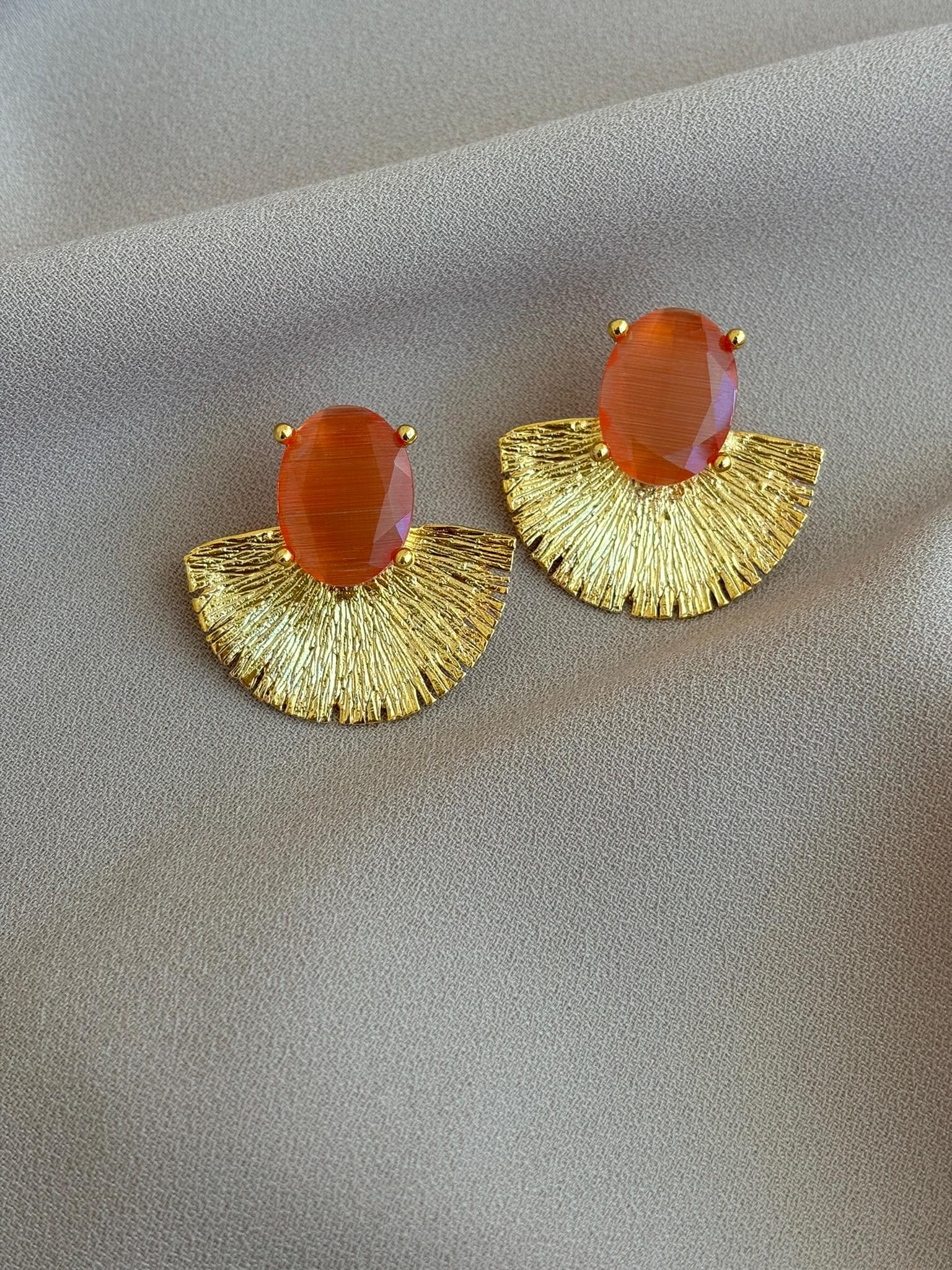 Oval Kedi Gözü Taşlı Yarım Ay Küpe