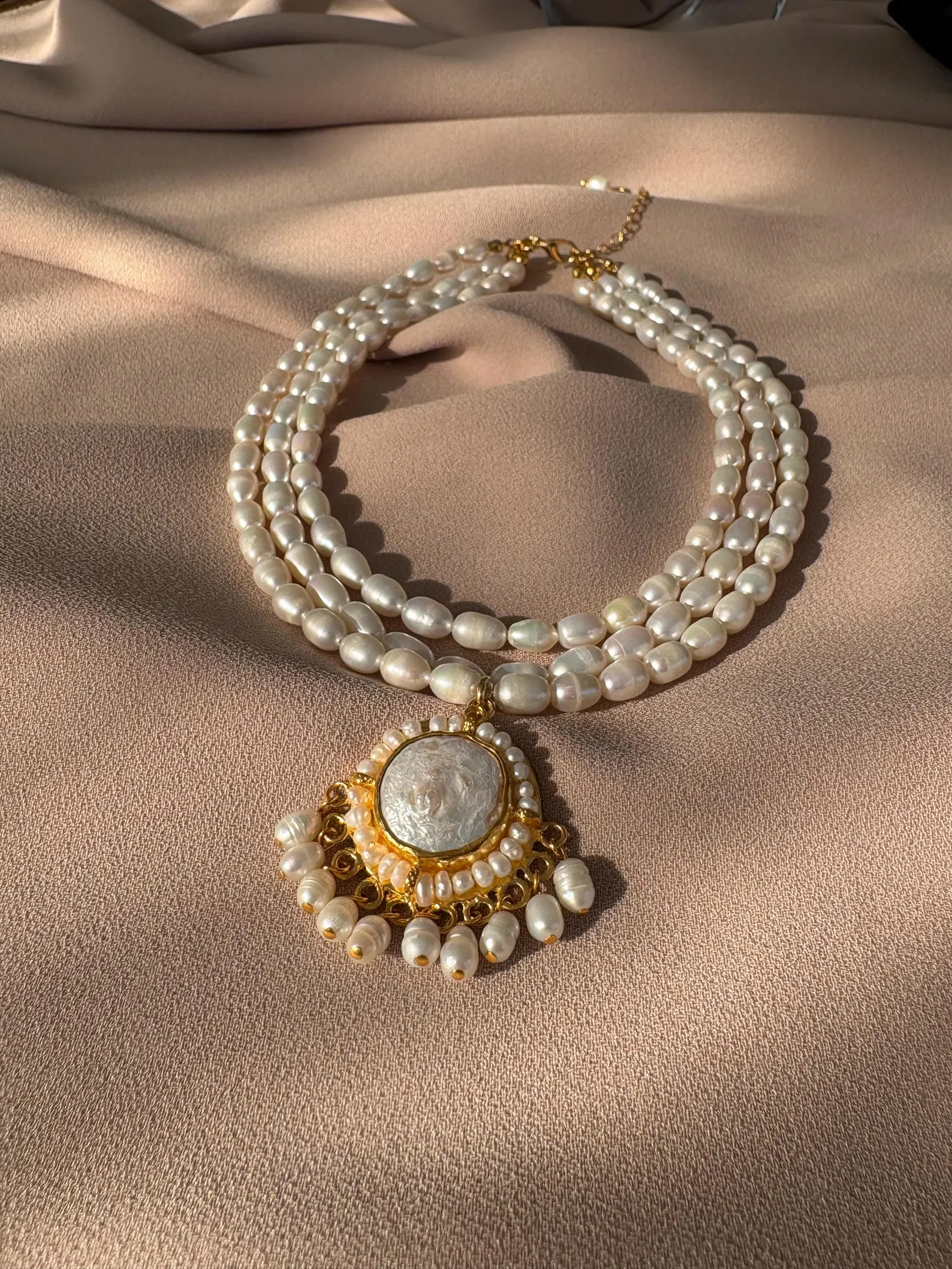 Üç Sıra Tasarım Madalyon İnci Kolye