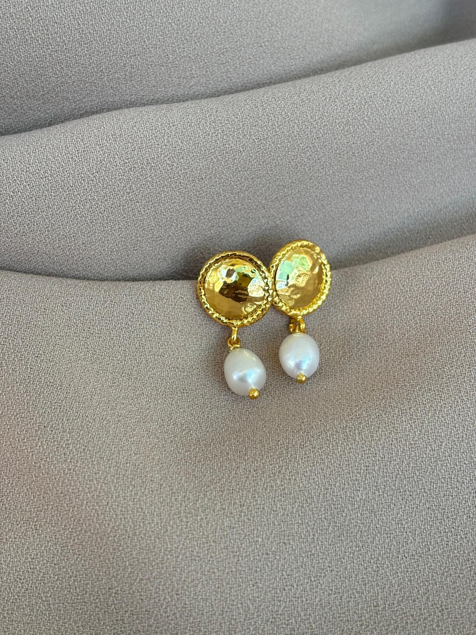 YENİ! Mini Arpa İnci Küpeler, Yuvarlak Döküm Taç Beyaz İnci Küpeler