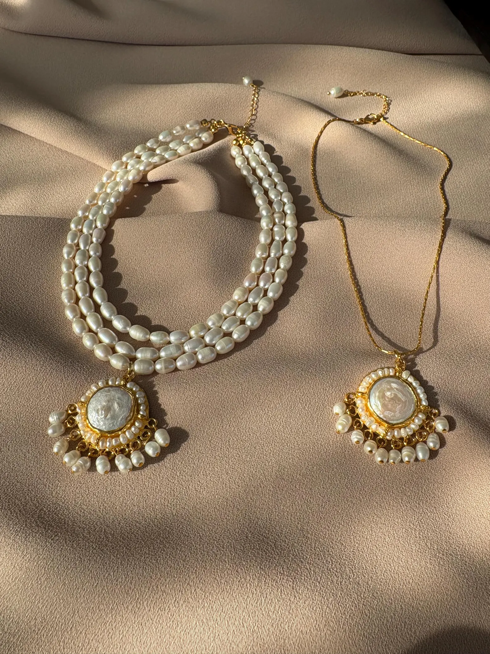 Üç Sıra Tasarım Madalyon İnci Kolye